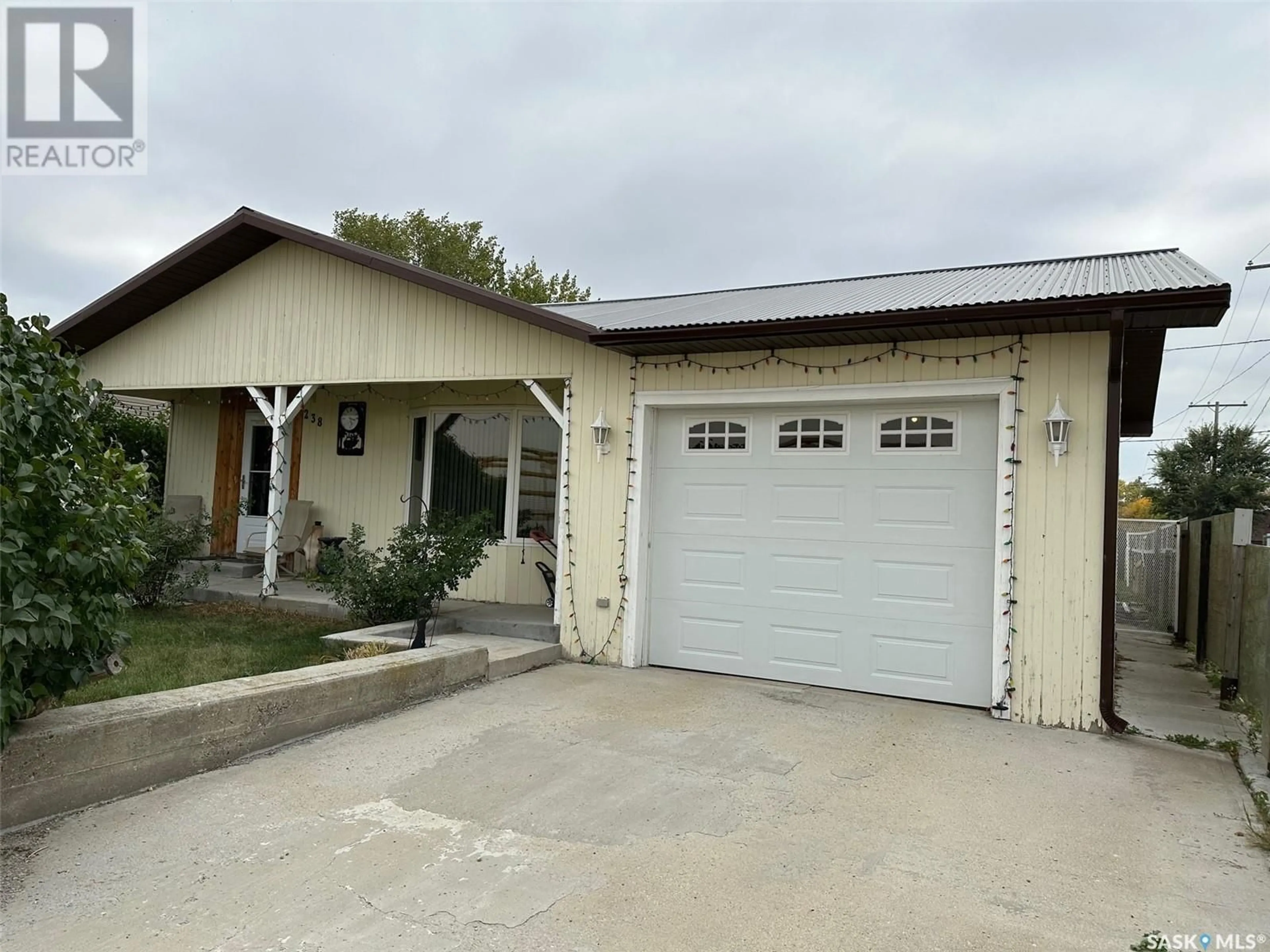 Indoor garage for 238 Young STREET, Bienfait Saskatchewan S0C0M0