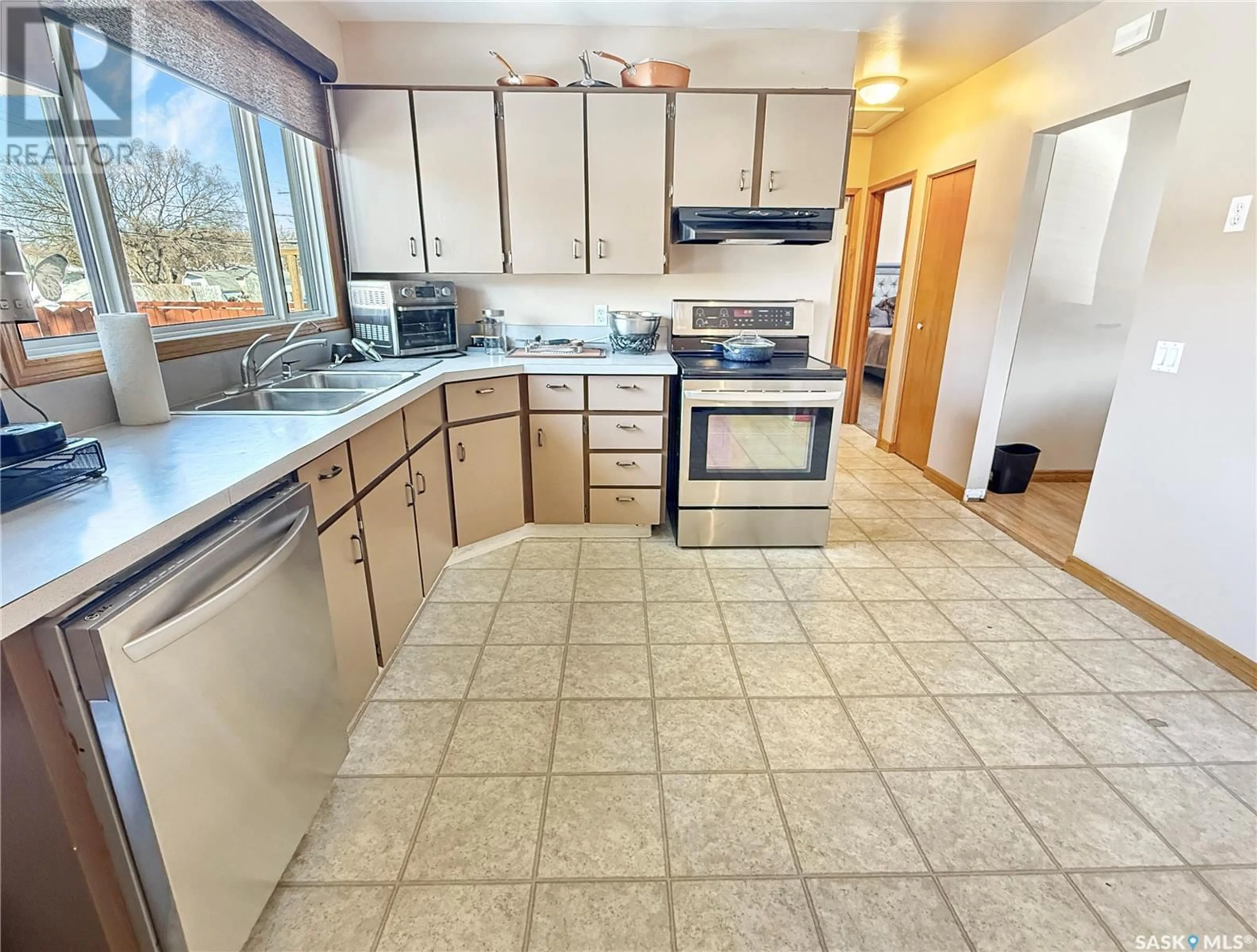 Standard kitchen, ceramic/tile floor for 7466 Lake AVENUE, Gull Lake Saskatchewan S0N1A0