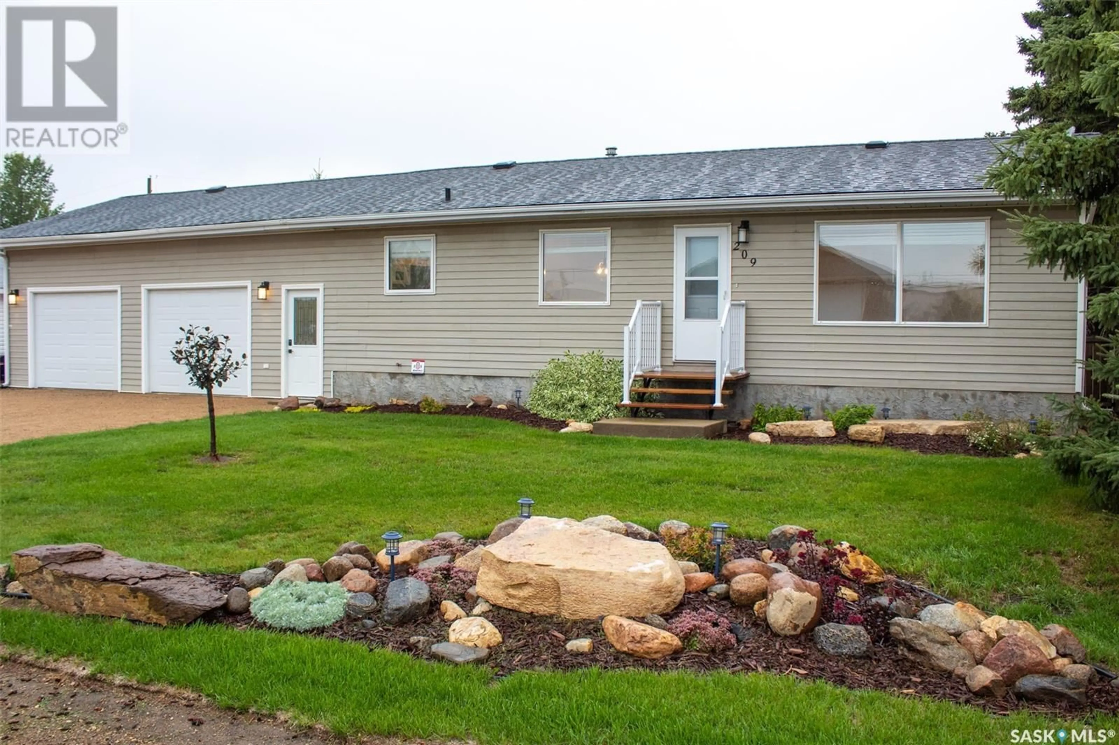 Home with vinyl exterior material, unknown for 209 4th AVENUE S, St. Brieux Saskatchewan S0K3V0