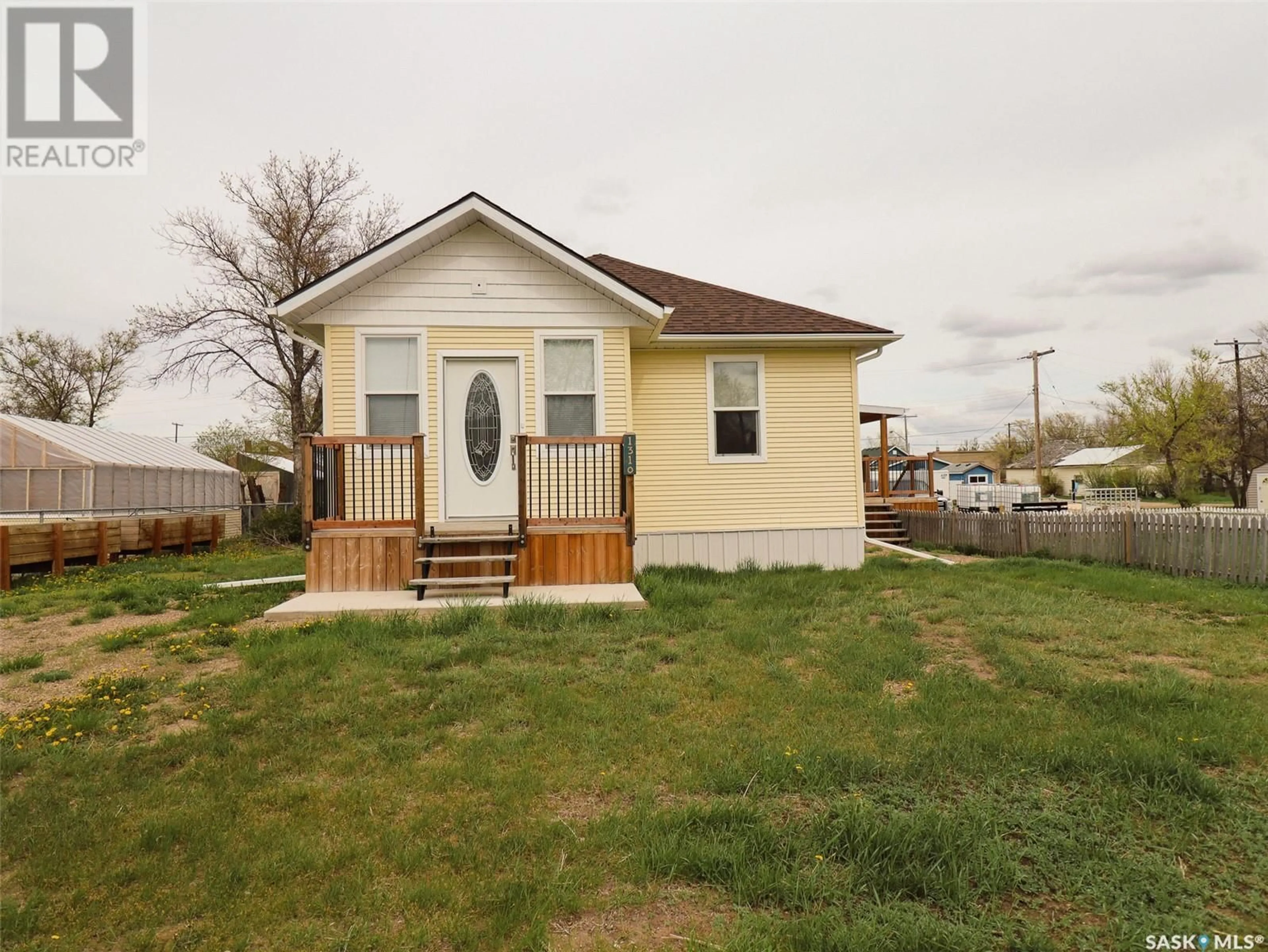 Home with vinyl exterior material, street for 1310 Buick STREET, Cadillac Saskatchewan S0N0K0