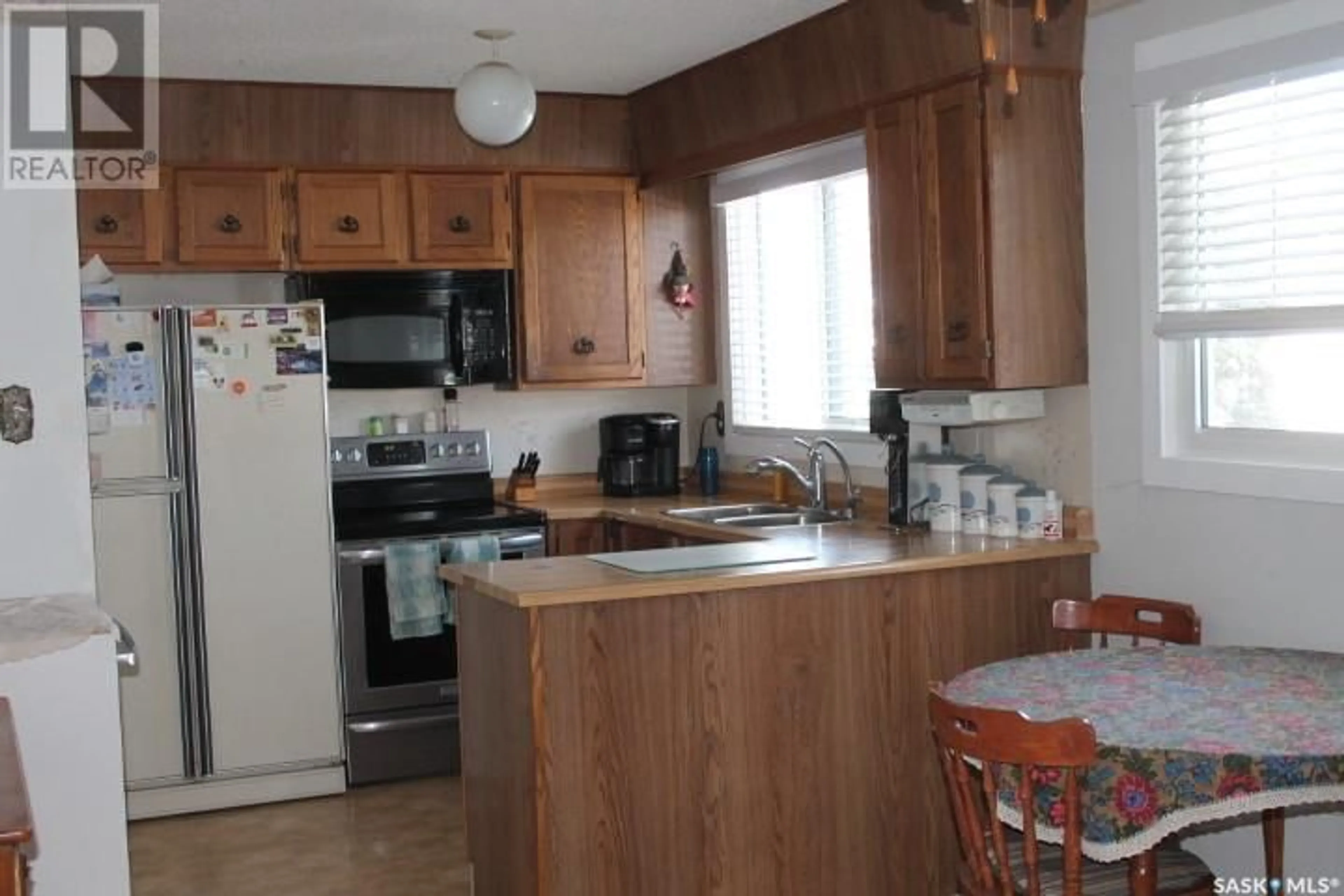 Standard kitchen, wood/laminate floor for 54 Storey CRESCENT, Regina Saskatchewan S4X1L4