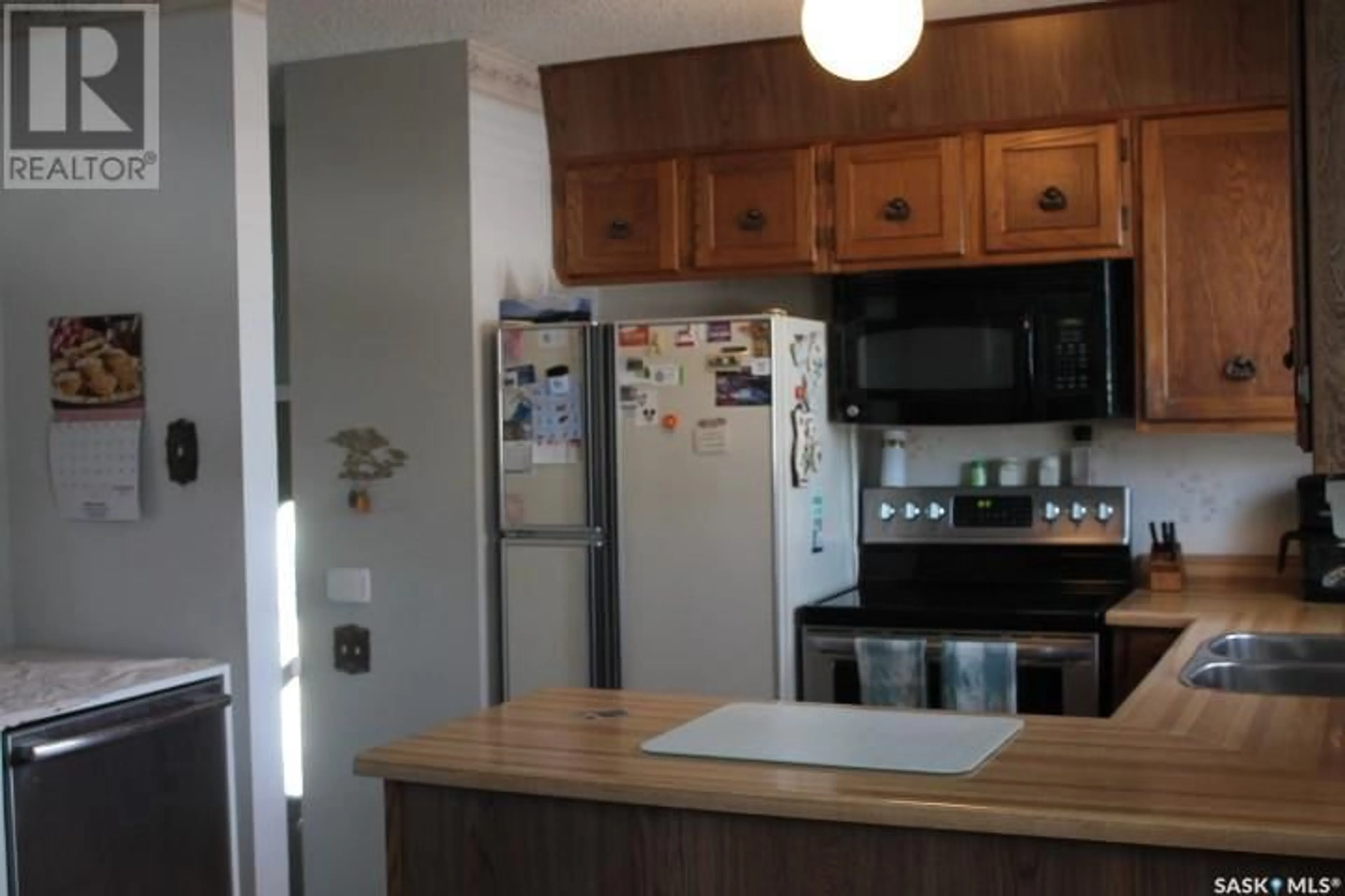 Standard kitchen, unknown for 54 Storey CRESCENT, Regina Saskatchewan S4X1L4