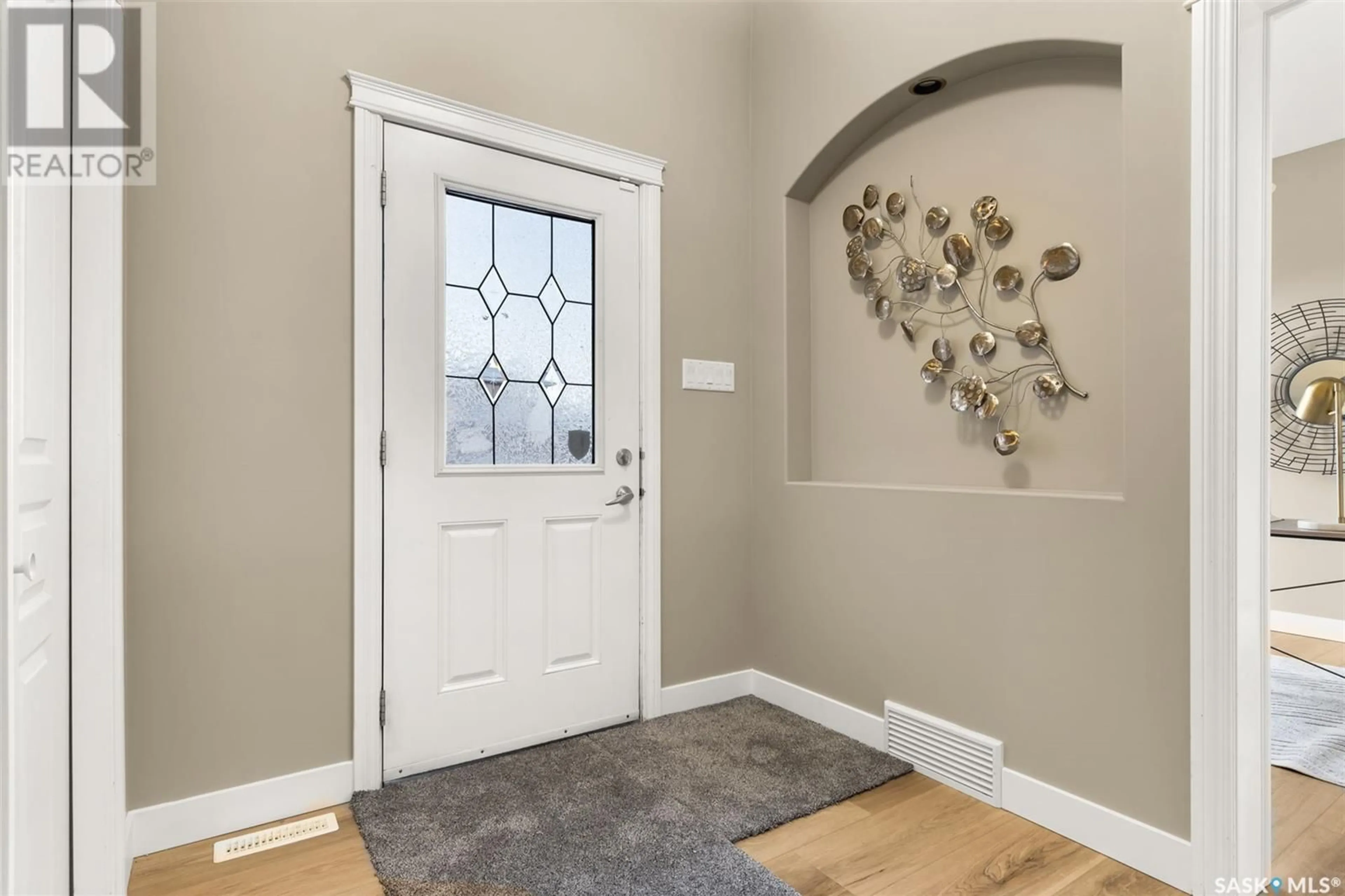 Indoor entryway for 4026 Freeman ROAD E, Regina Saskatchewan S4V1J6