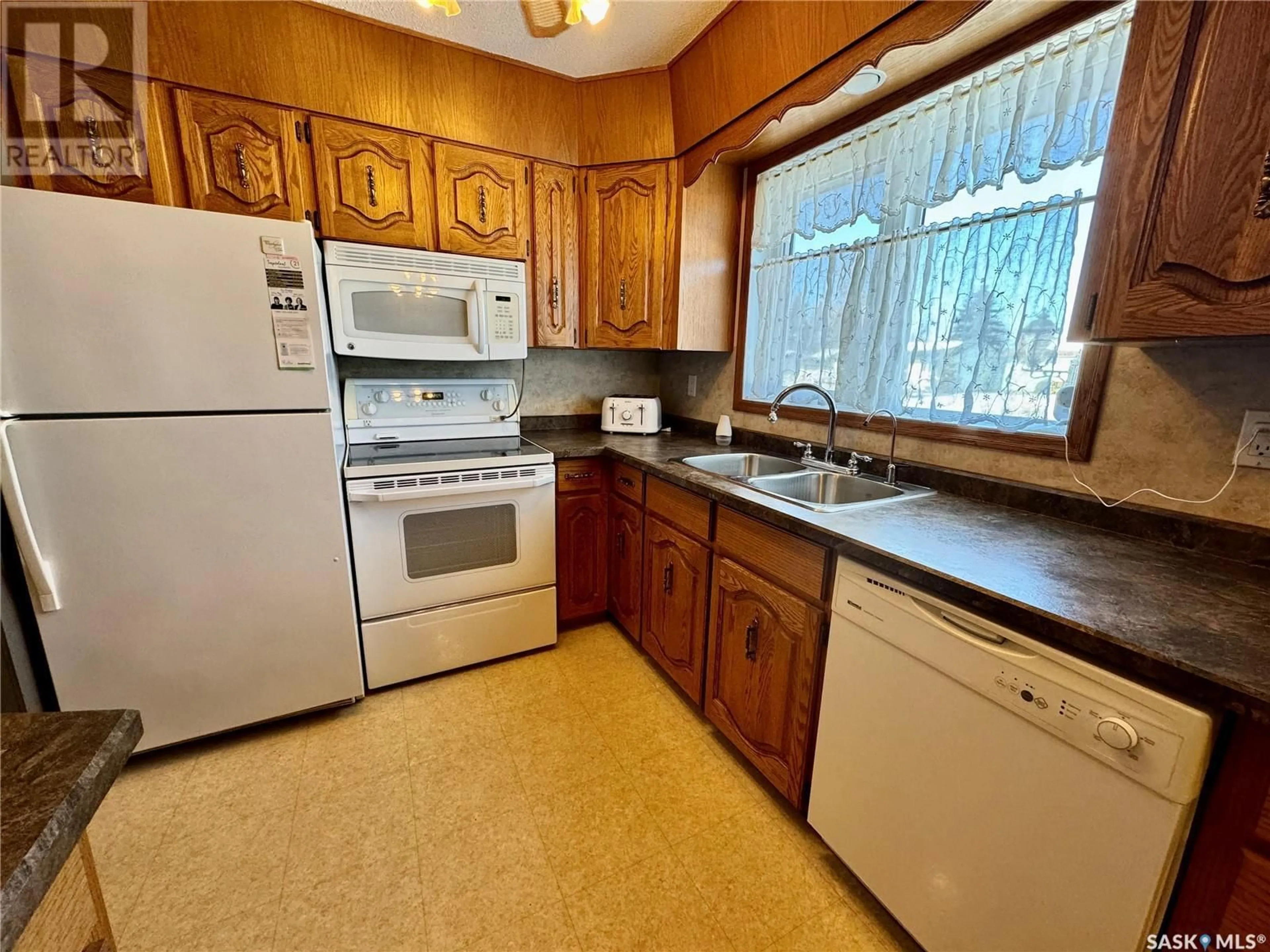 Standard kitchen, unknown for 91 REDWOOD DRIVE, Yorkton Saskatchewan S3N2N3