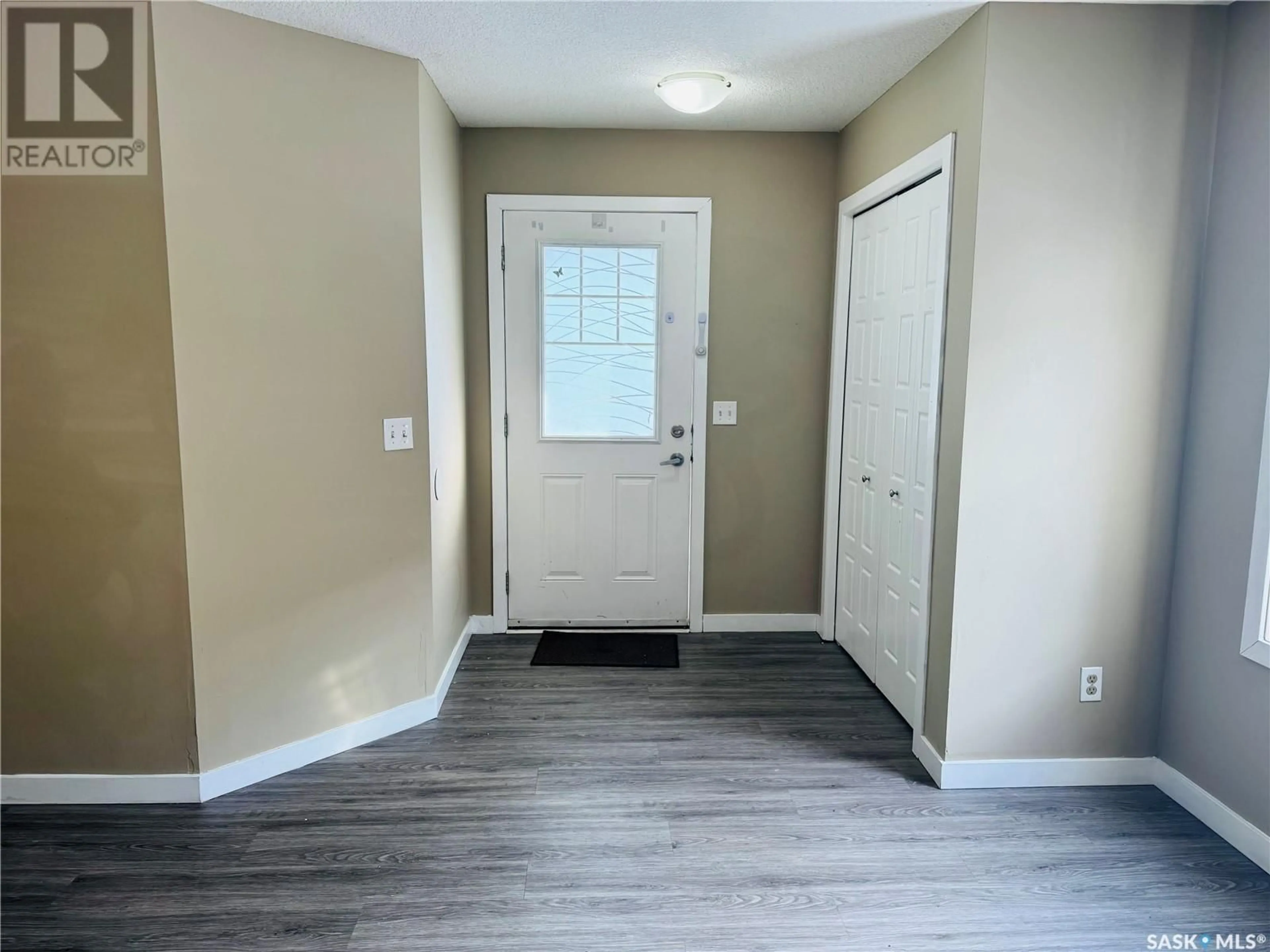 Indoor entryway for 74 5039 James Hill ROAD, Regina Saskatchewan S4W0B9