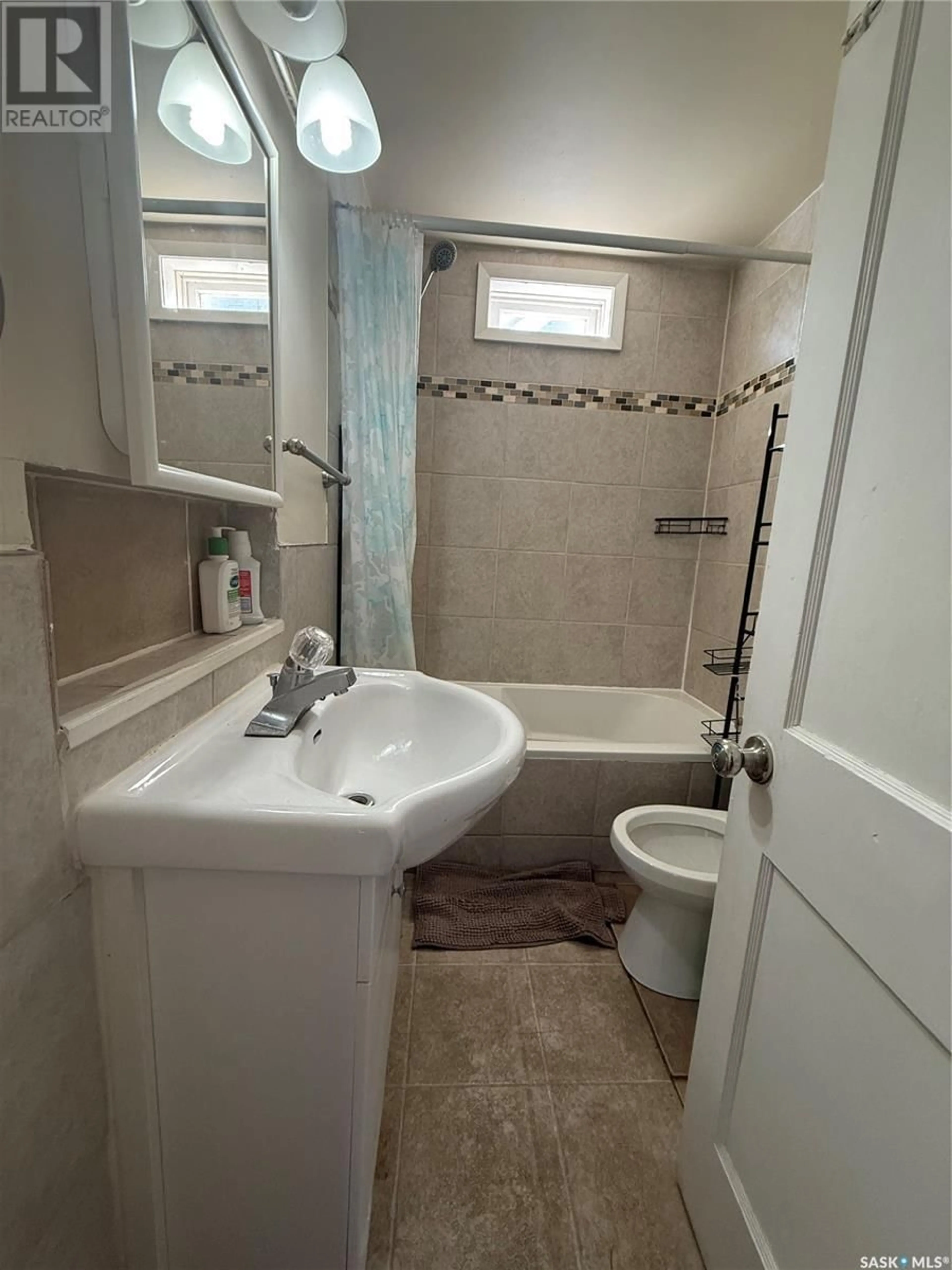 Standard bathroom, ceramic/tile floor for 2465 ELLIOTT STREET, Regina Saskatchewan S4N3H4