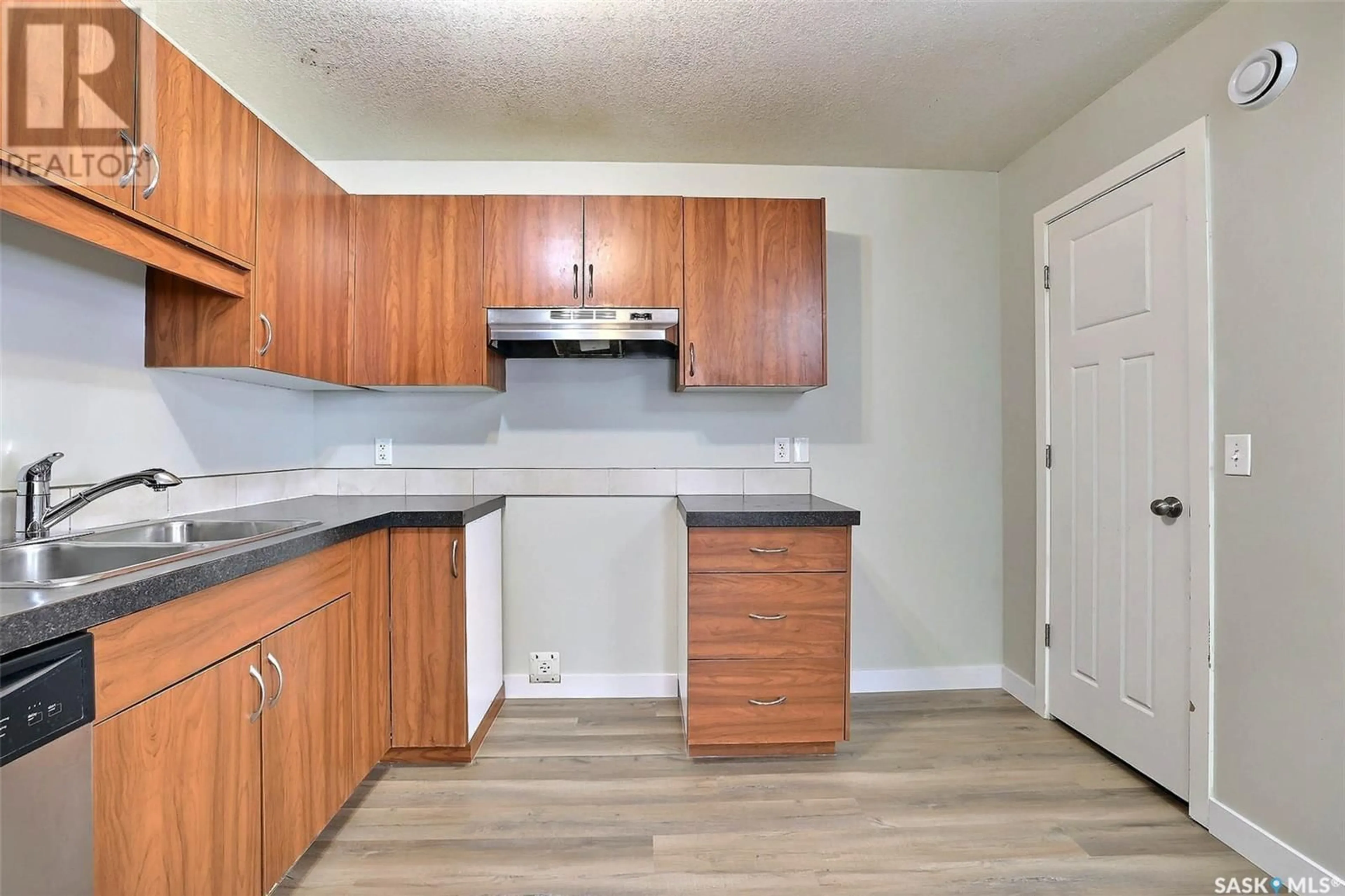 Standard kitchen, unknown for 69 5602 Gordon ROAD, Regina Saskatchewan S4W0M1