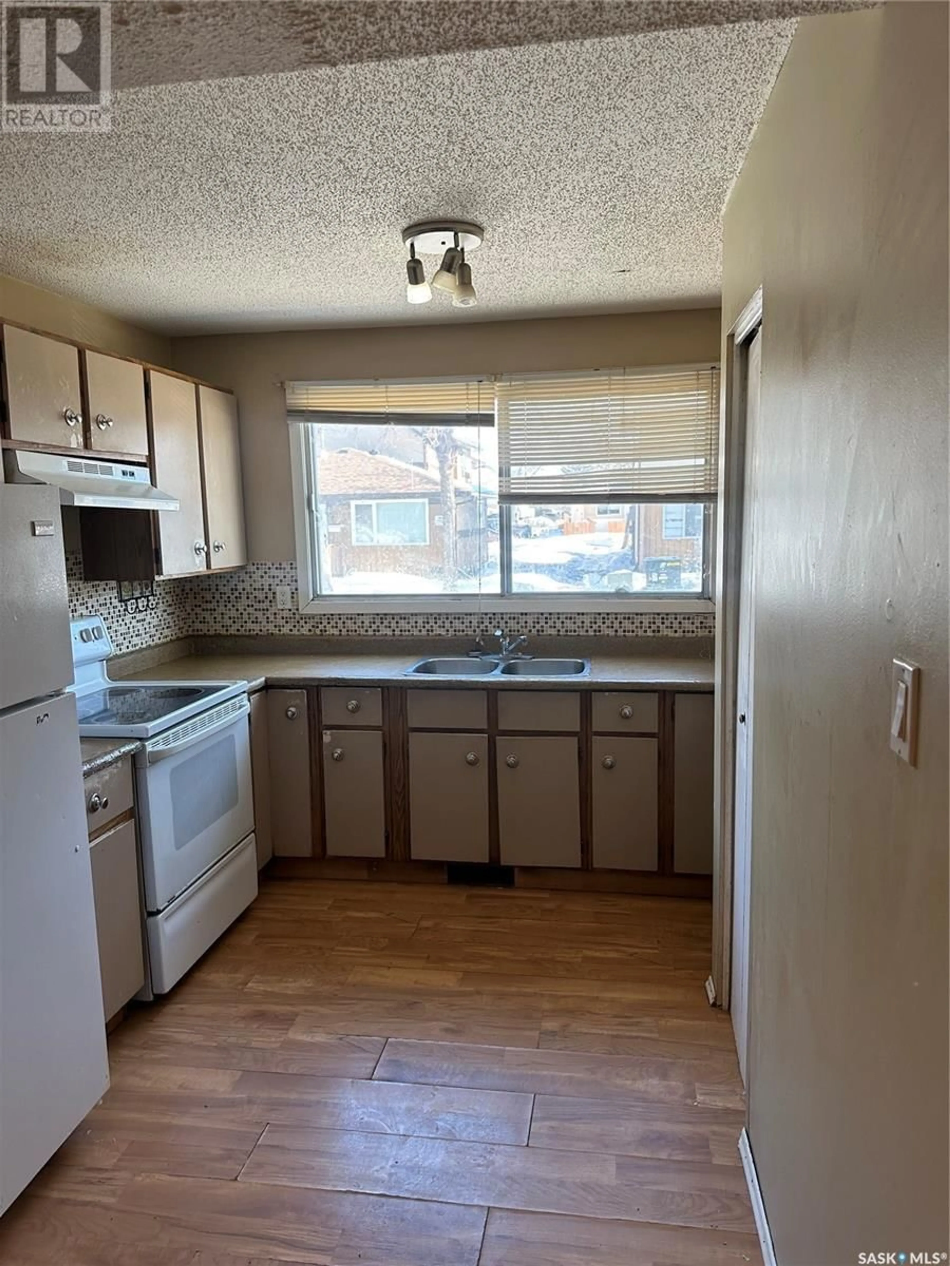 Standard kitchen, unknown for 77 Mackenzie MEWS, Regina Saskatchewan S4N5M4