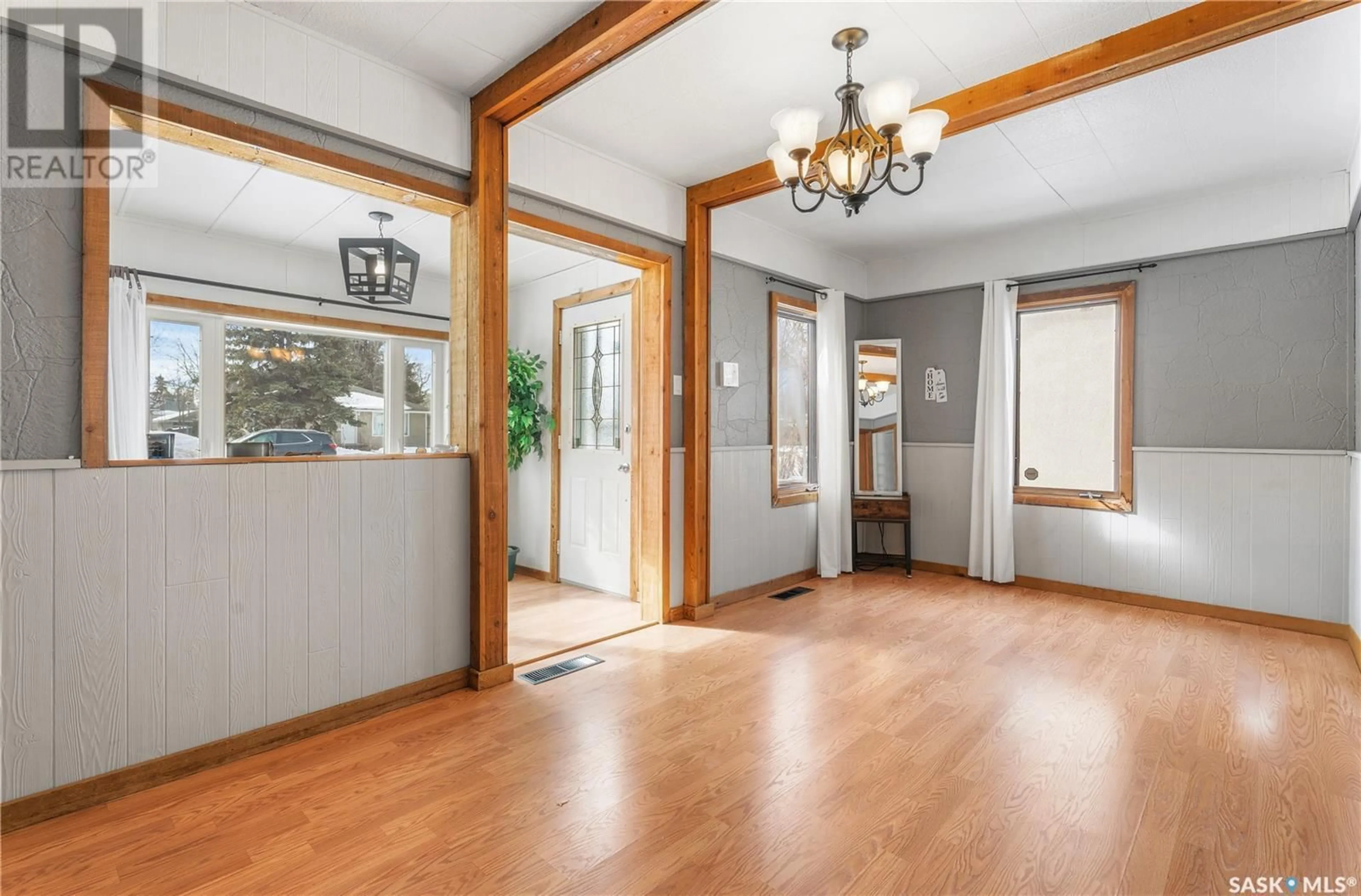 Indoor entryway for 632 5th STREET E, Prince Albert Saskatchewan S6V0M2