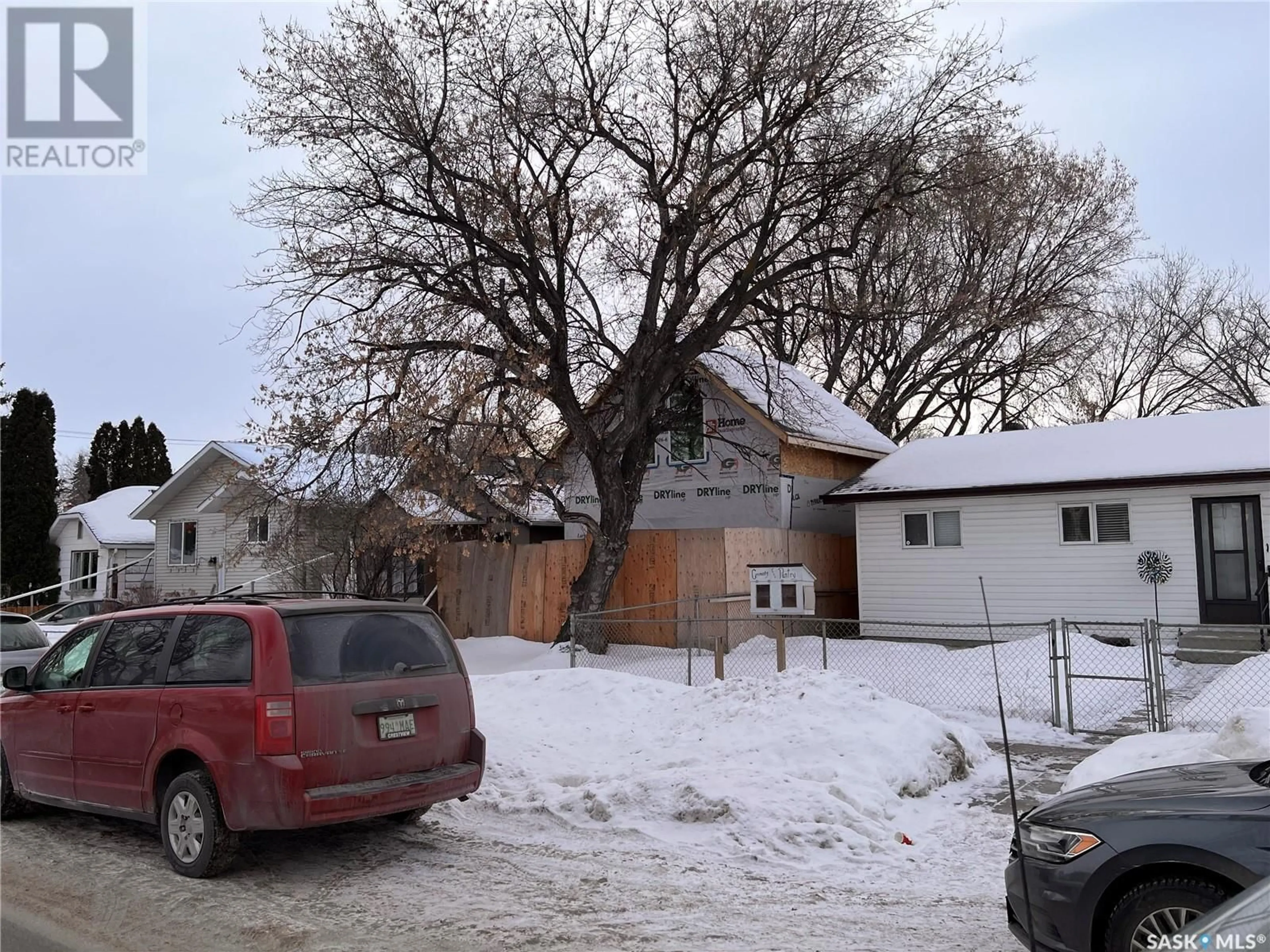 A pic from outside/outdoor area/front of a property/back of a property/a pic from drone, street for 1913 20th STREET W, Saskatoon Saskatchewan S7M1A3