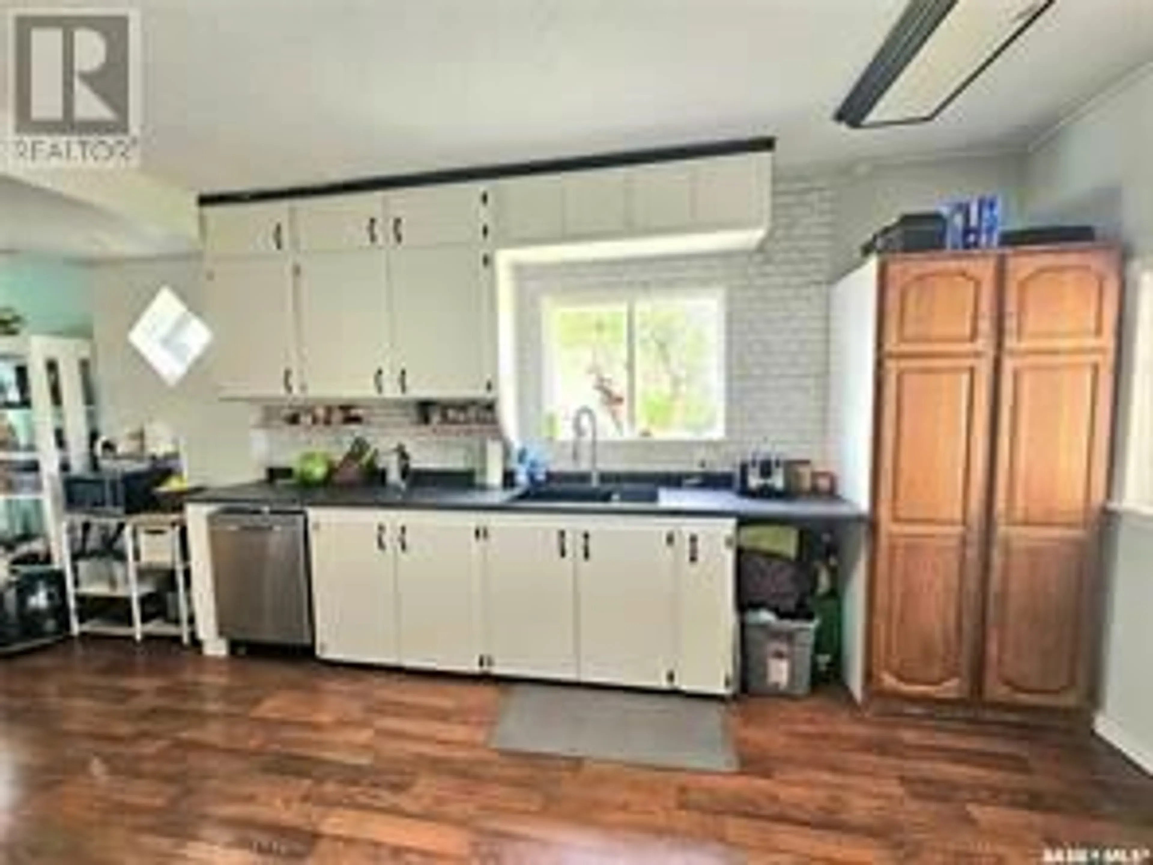 Open concept kitchen, unknown for 464 1st AVENUE E, Melville Saskatchewan S0A2P0