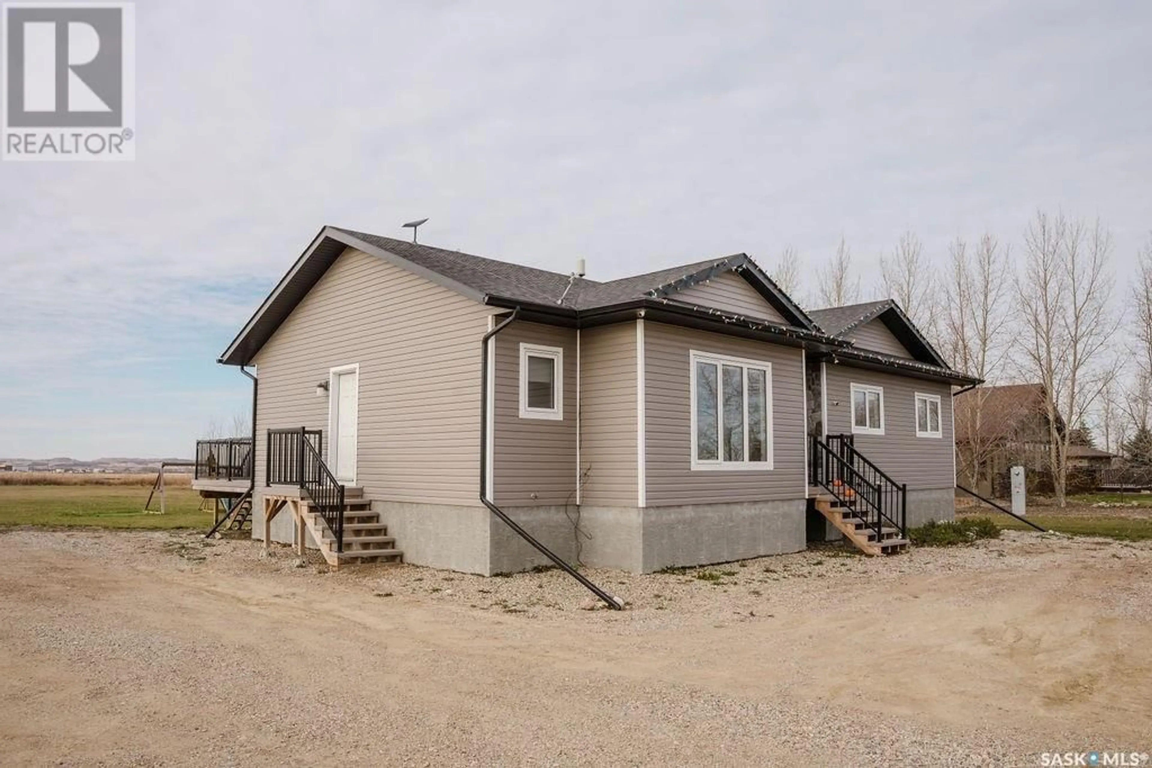 Home with vinyl exterior material, building for 555 ELEVATOR ROAD, Wakaw Saskatchewan S0K4P0