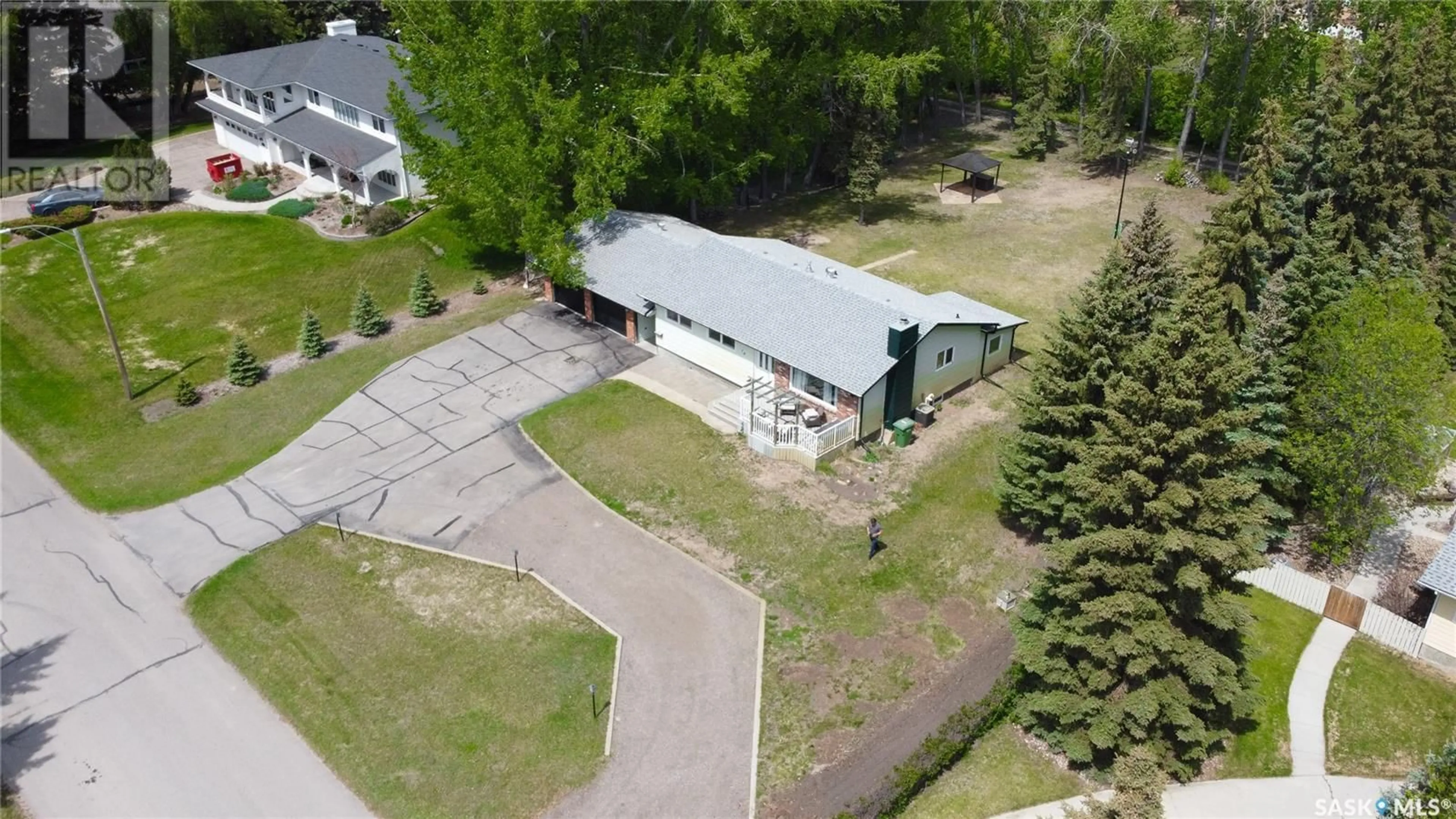 A pic from outside/outdoor area/front of a property/back of a property/a pic from drone, building for 14 Kingsmere AVENUE, White City Saskatchewan S4L5B1