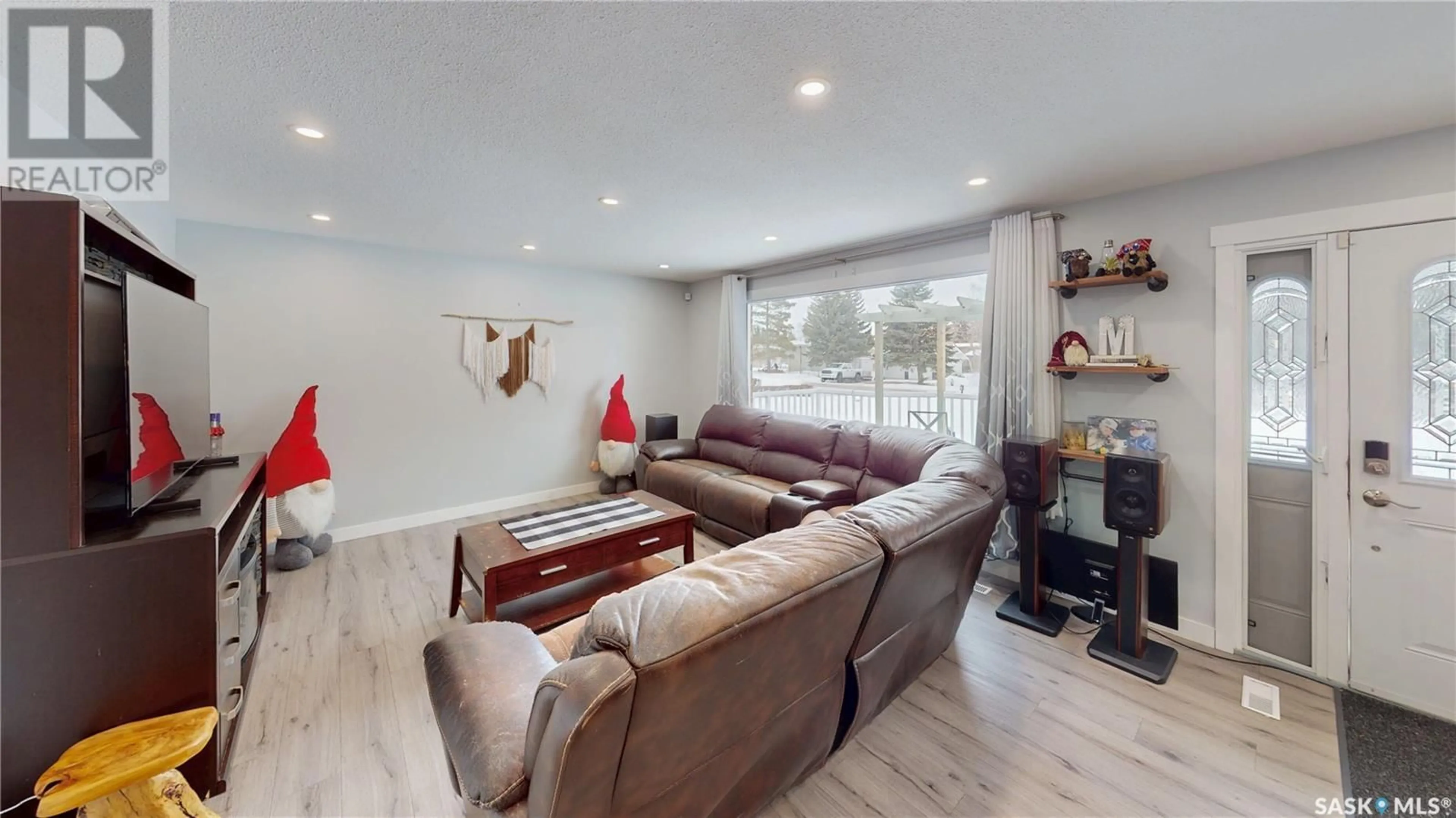 Living room with furniture, wood/laminate floor for 14 Kingsmere AVENUE, White City Saskatchewan S4L5B1