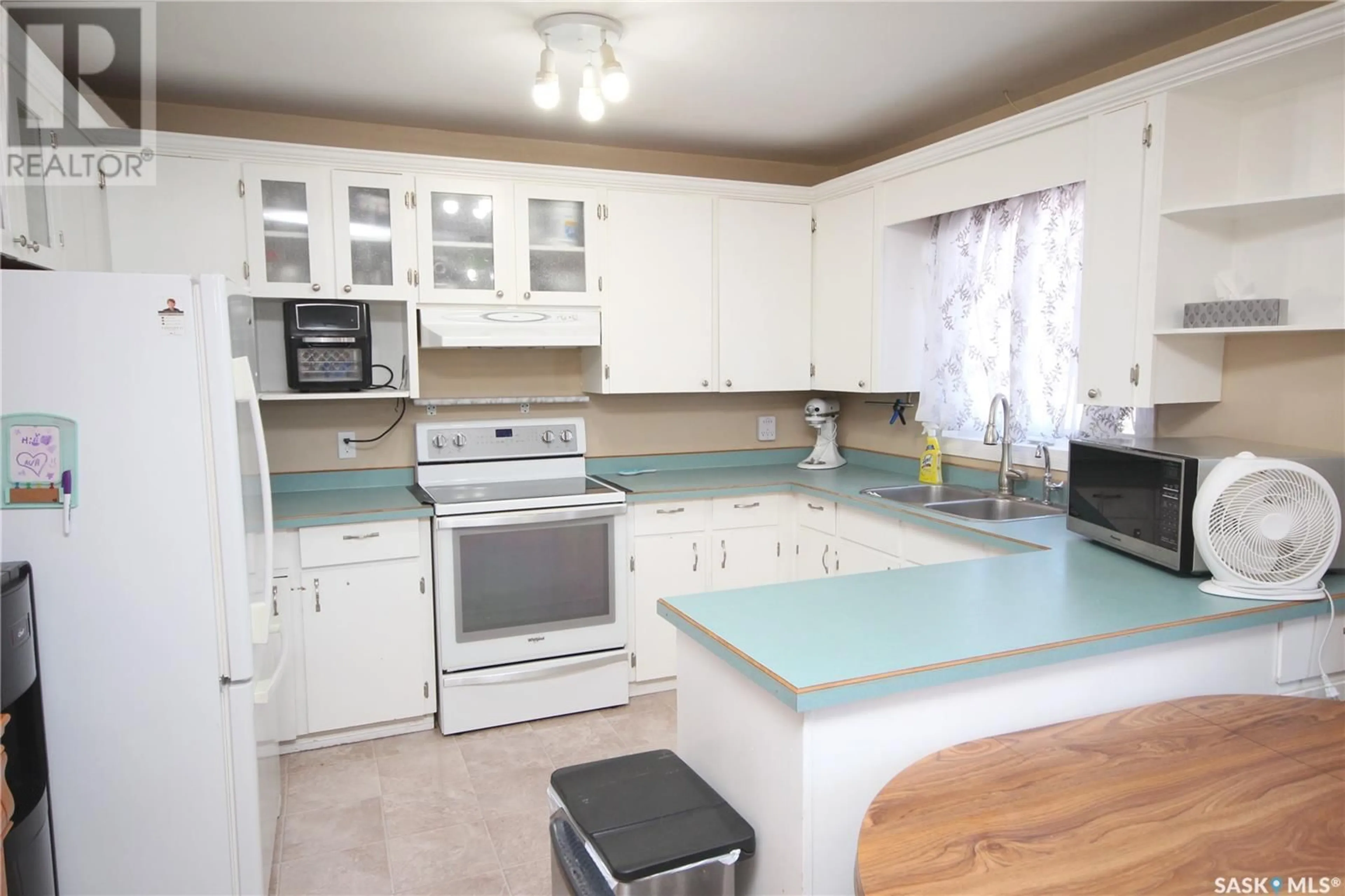 Standard kitchen, unknown for 207 McBurney DRIVE, Yorkton Saskatchewan S3N3N1