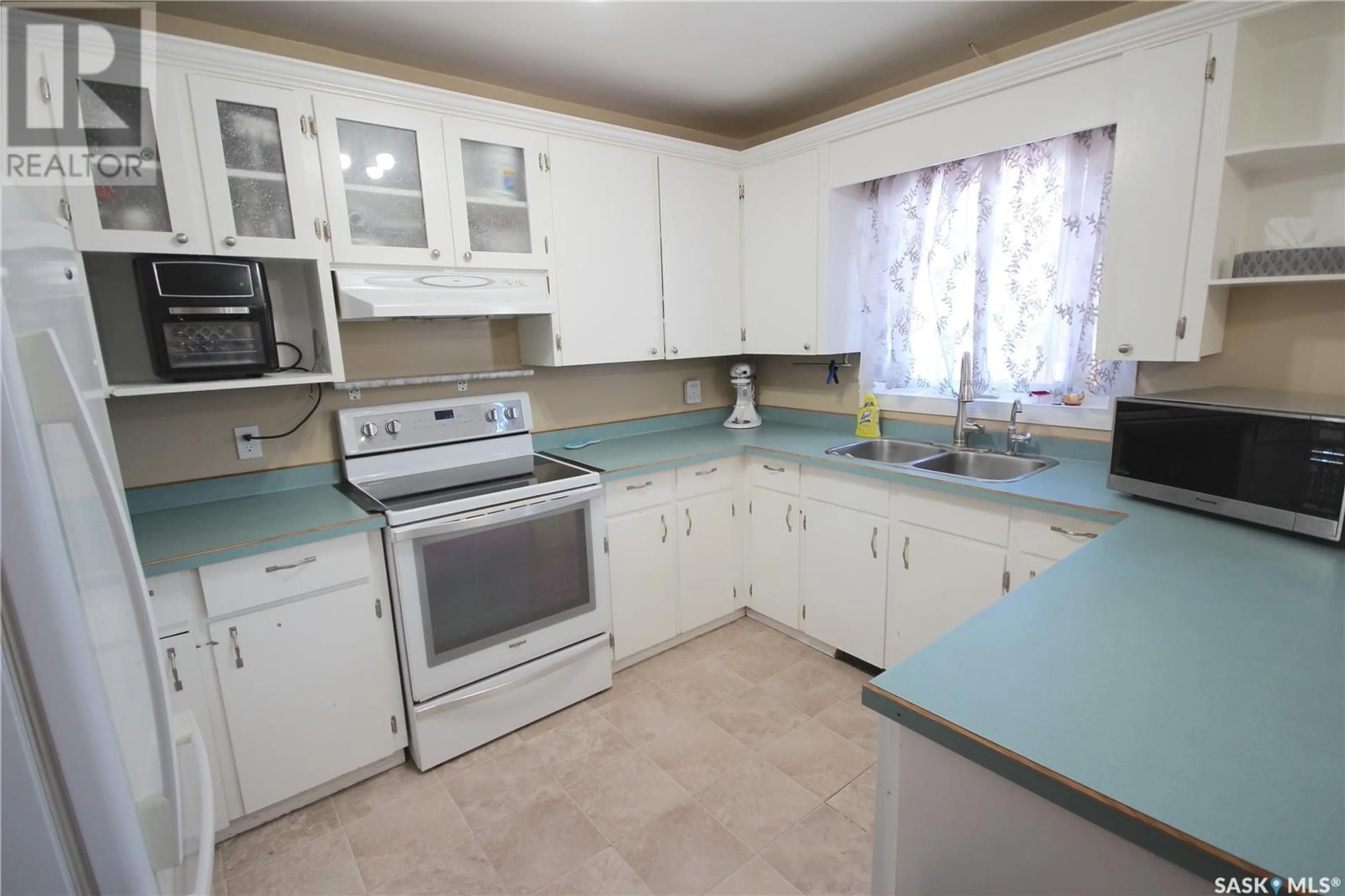 Standard kitchen, ceramic/tile floor for 207 McBurney DRIVE, Yorkton Saskatchewan S3N3N1