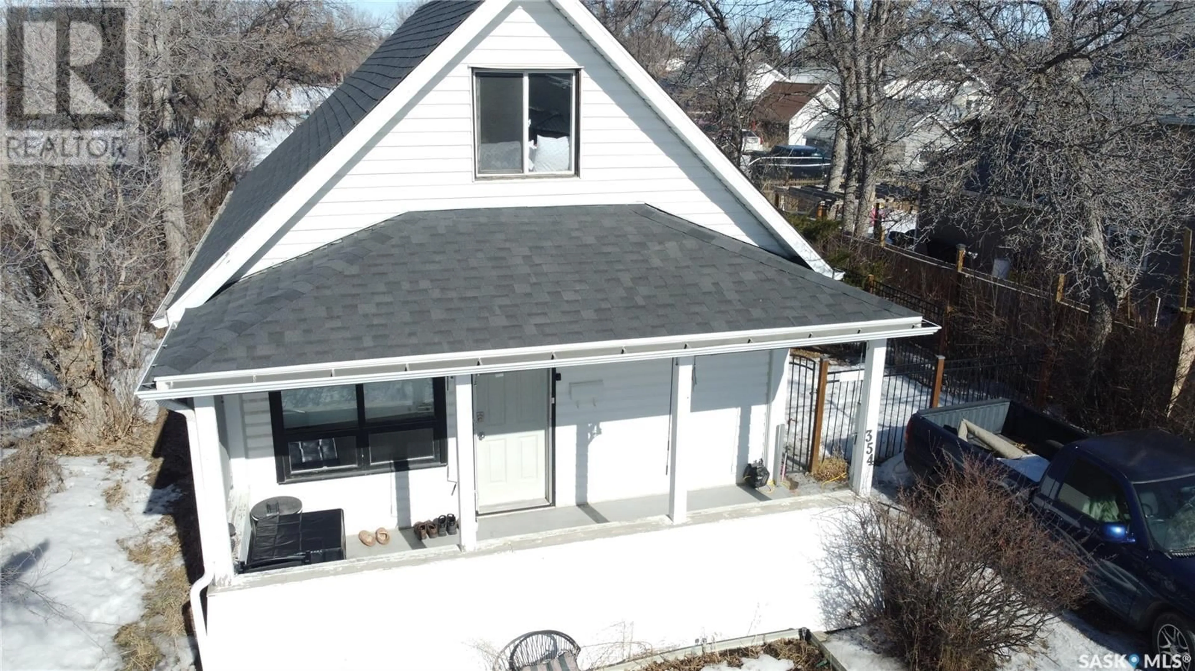 A pic from outside/outdoor area/front of a property/back of a property/a pic from drone, unknown for 354 Stadacona STREET E, Moose Jaw Saskatchewan S6H0J6