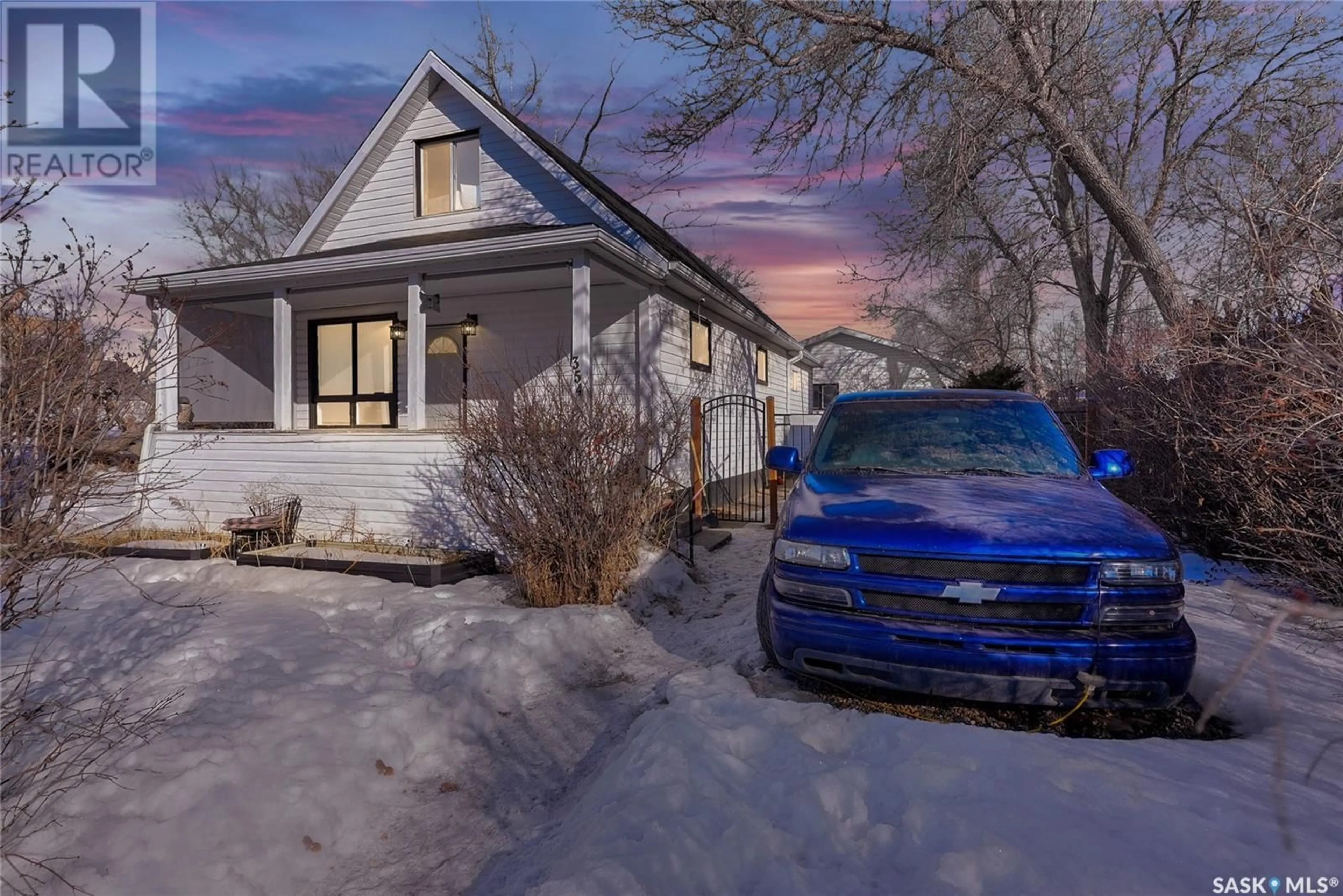 A pic from outside/outdoor area/front of a property/back of a property/a pic from drone, street for 354 Stadacona STREET E, Moose Jaw Saskatchewan S6H0J6