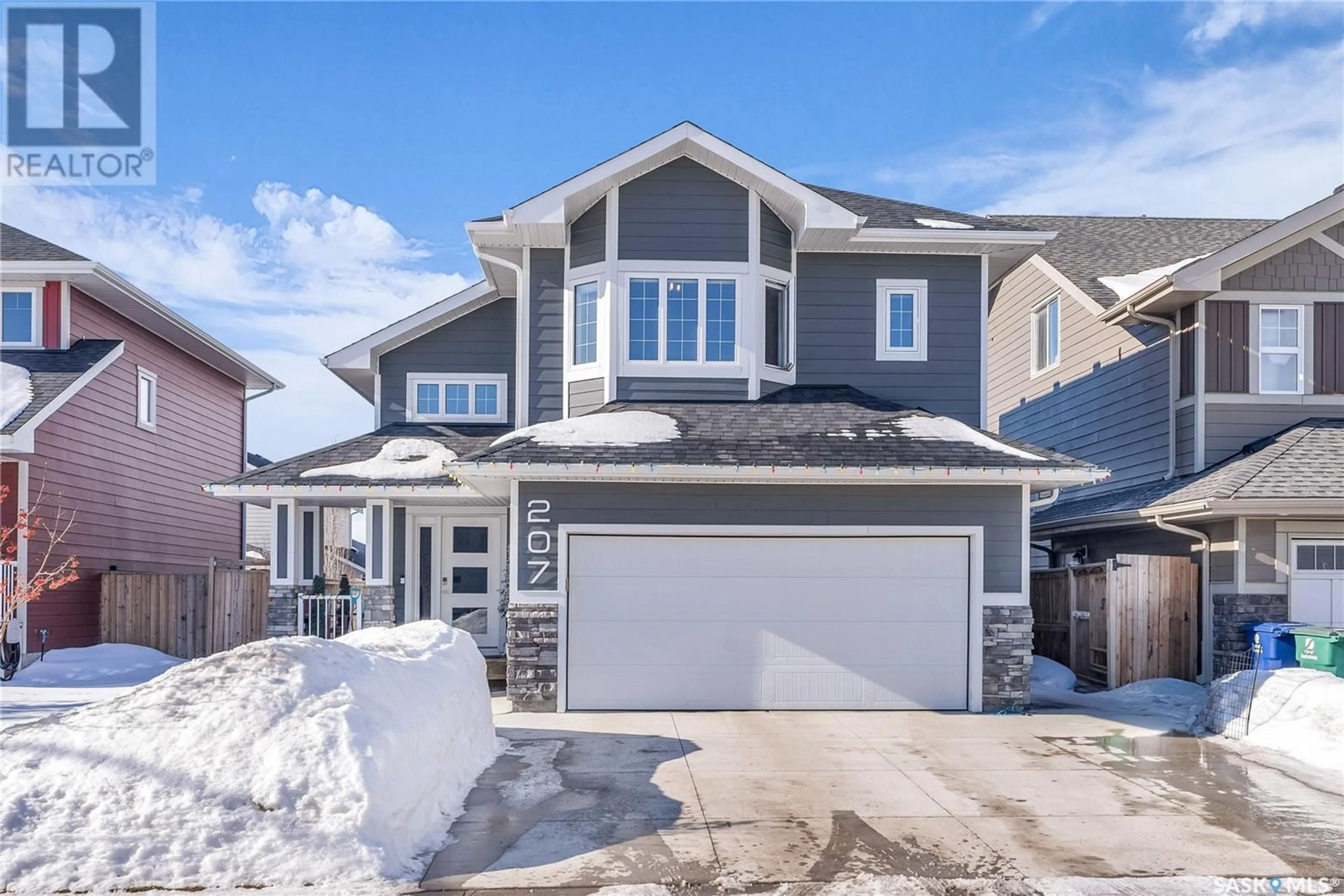 Home with vinyl exterior material, street for 207 Eaton CRESCENT, Saskatoon Saskatchewan S7V0H3