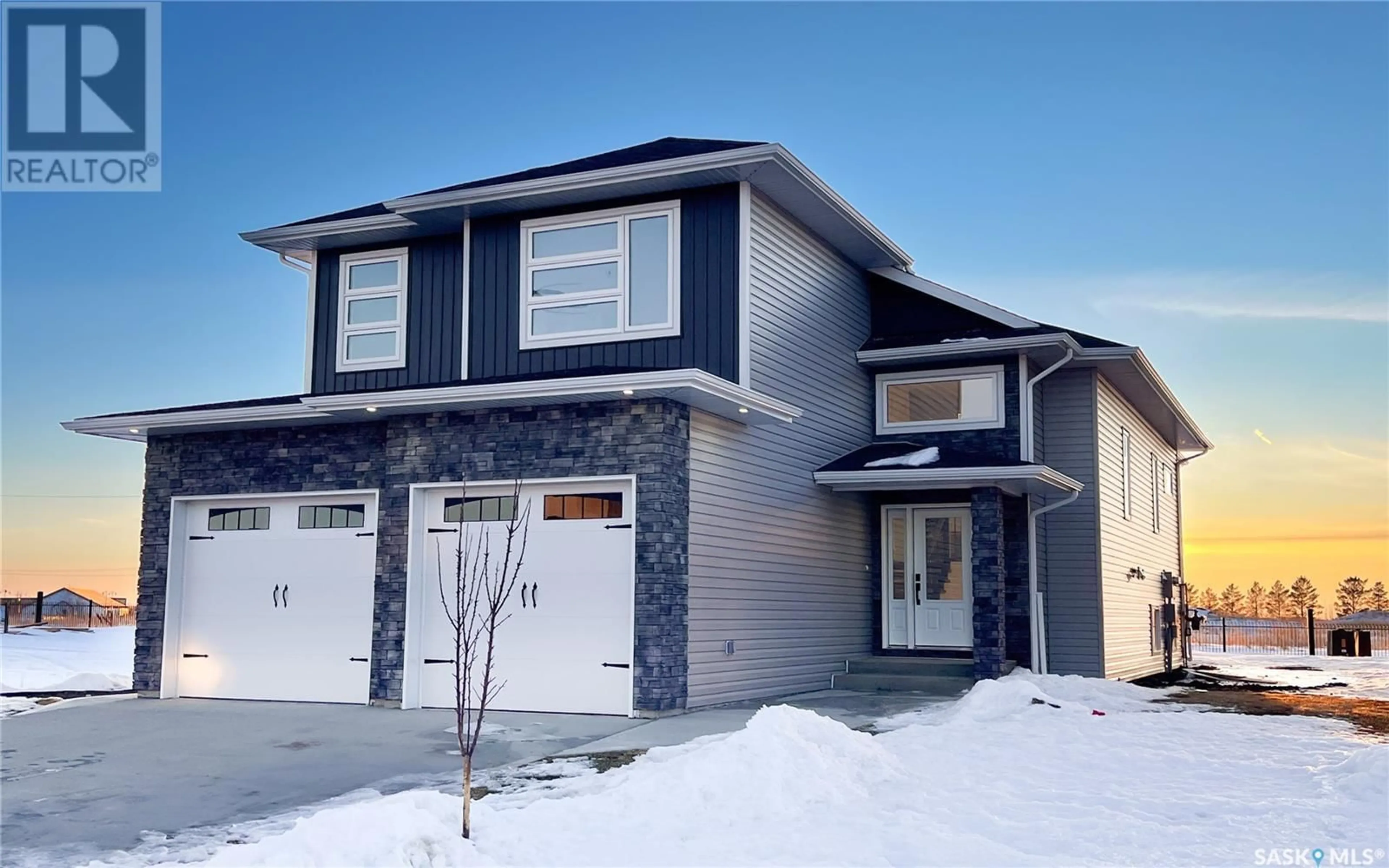 Home with vinyl exterior material, street for 918 Bentley MANOR, Saskatoon Saskatchewan S7L6P4