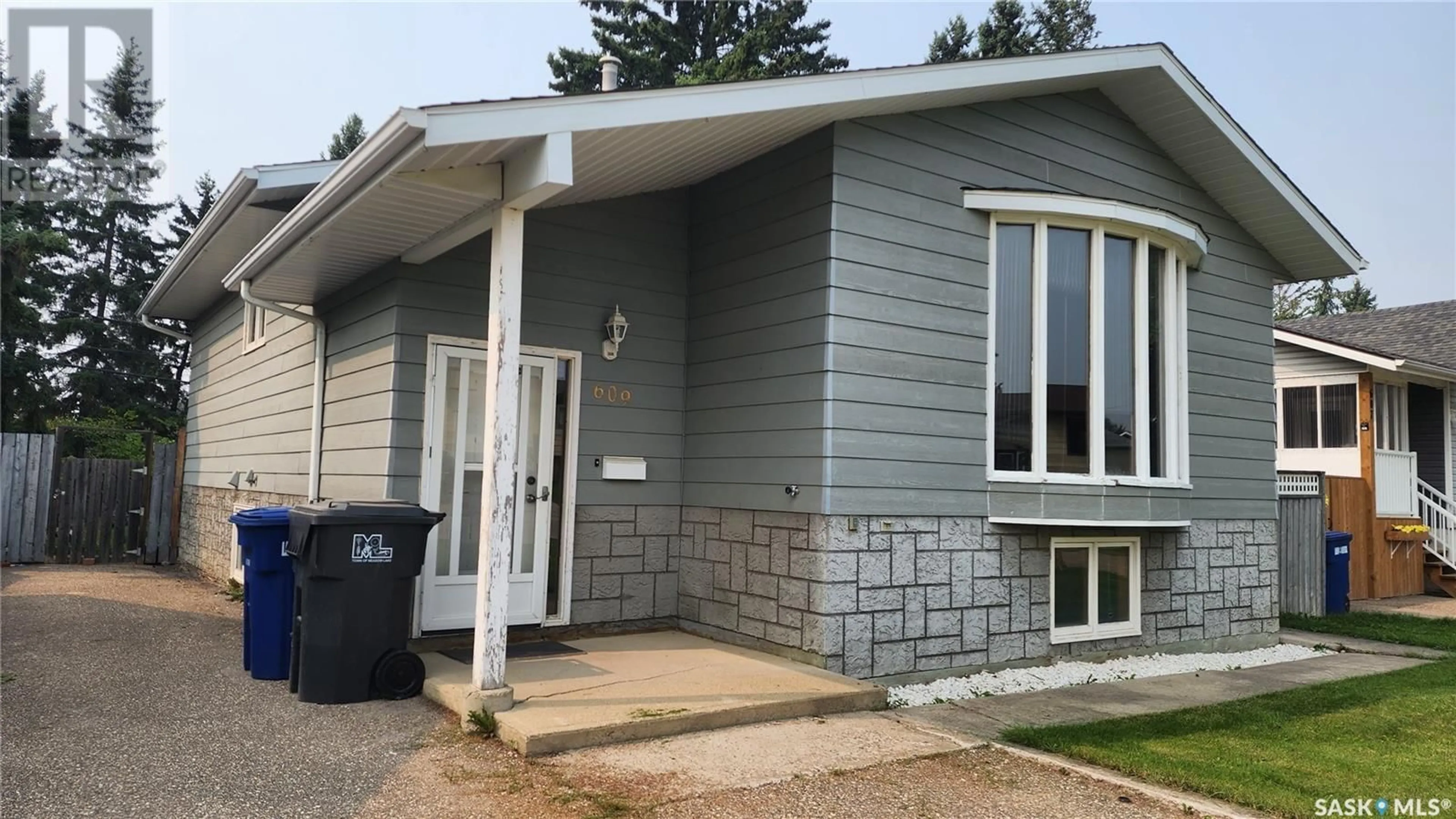 Home with vinyl exterior material, street for 609 2ND STREET, Meadow Lake Saskatchewan S9X1Y9