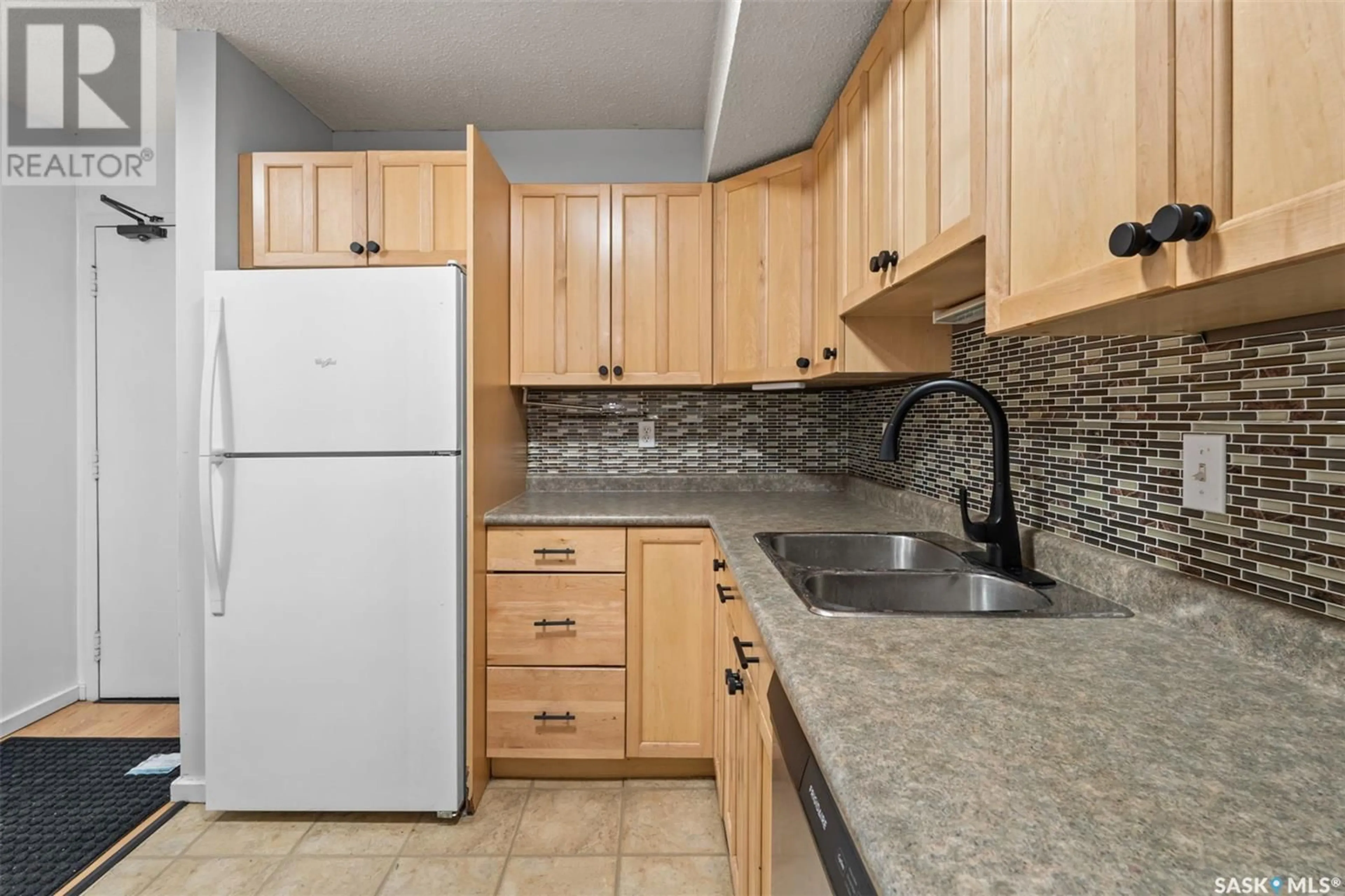 Standard kitchen, unknown for 102 265 KINGSMERE BOULEVARD, Saskatoon Saskatchewan S7J4J6