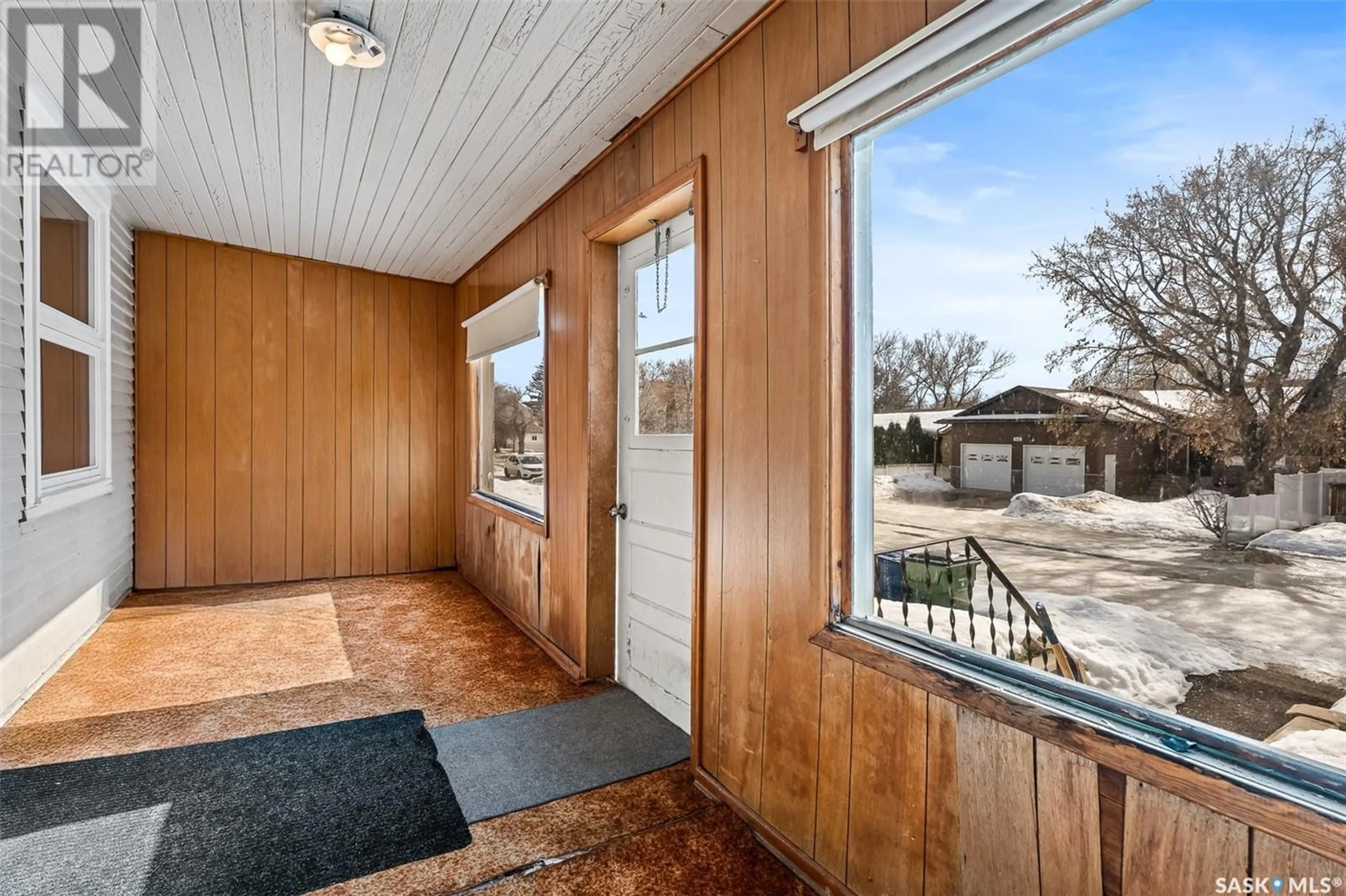Indoor entryway for 644 HOCHELAGA STREET, Moose Jaw Saskatchewan S6H2H4