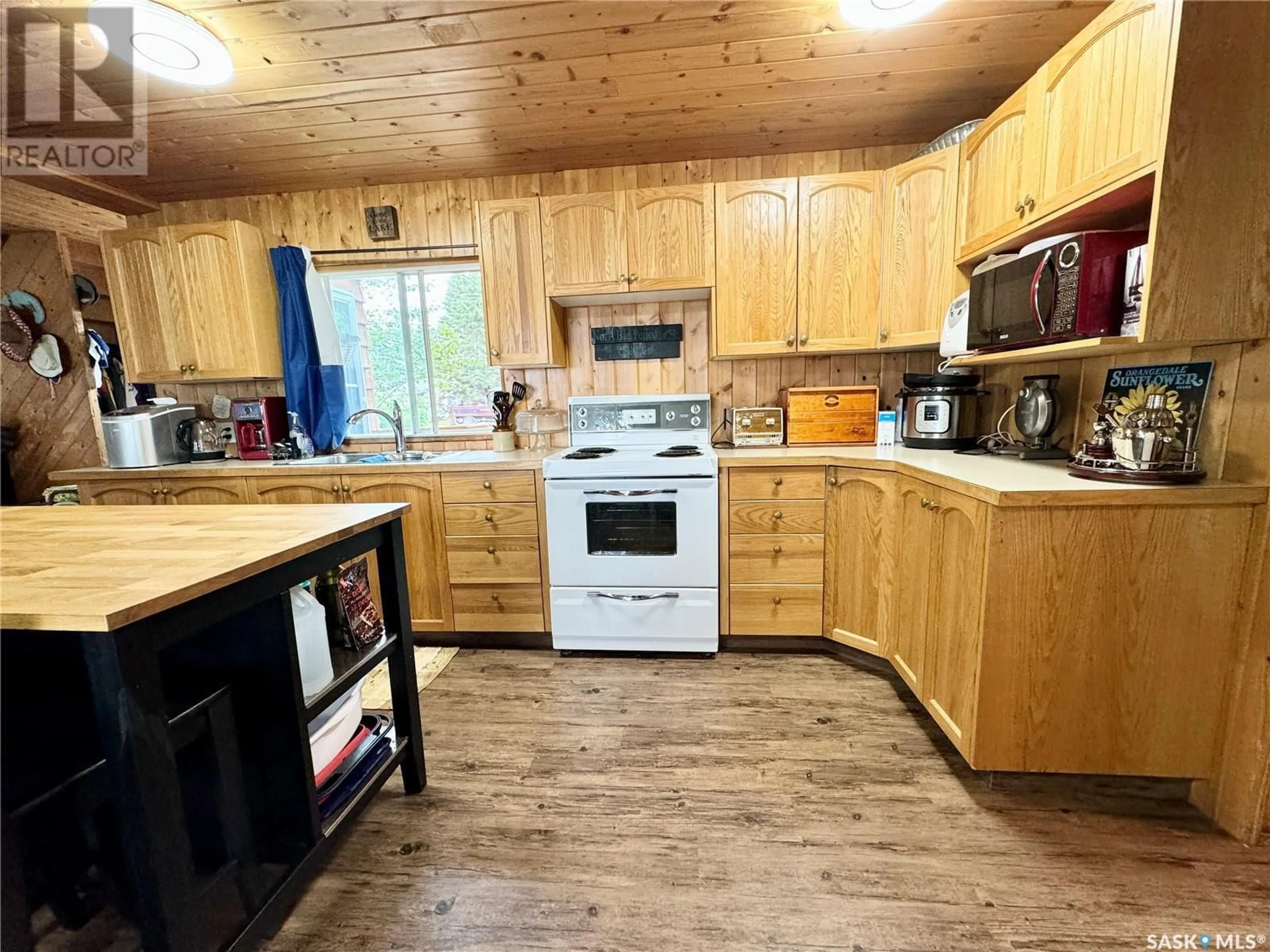 Standard kitchen, wood/laminate floor for 19 Mathews CRESCENT, Turtle Lake Saskatchewan S0M1Y0