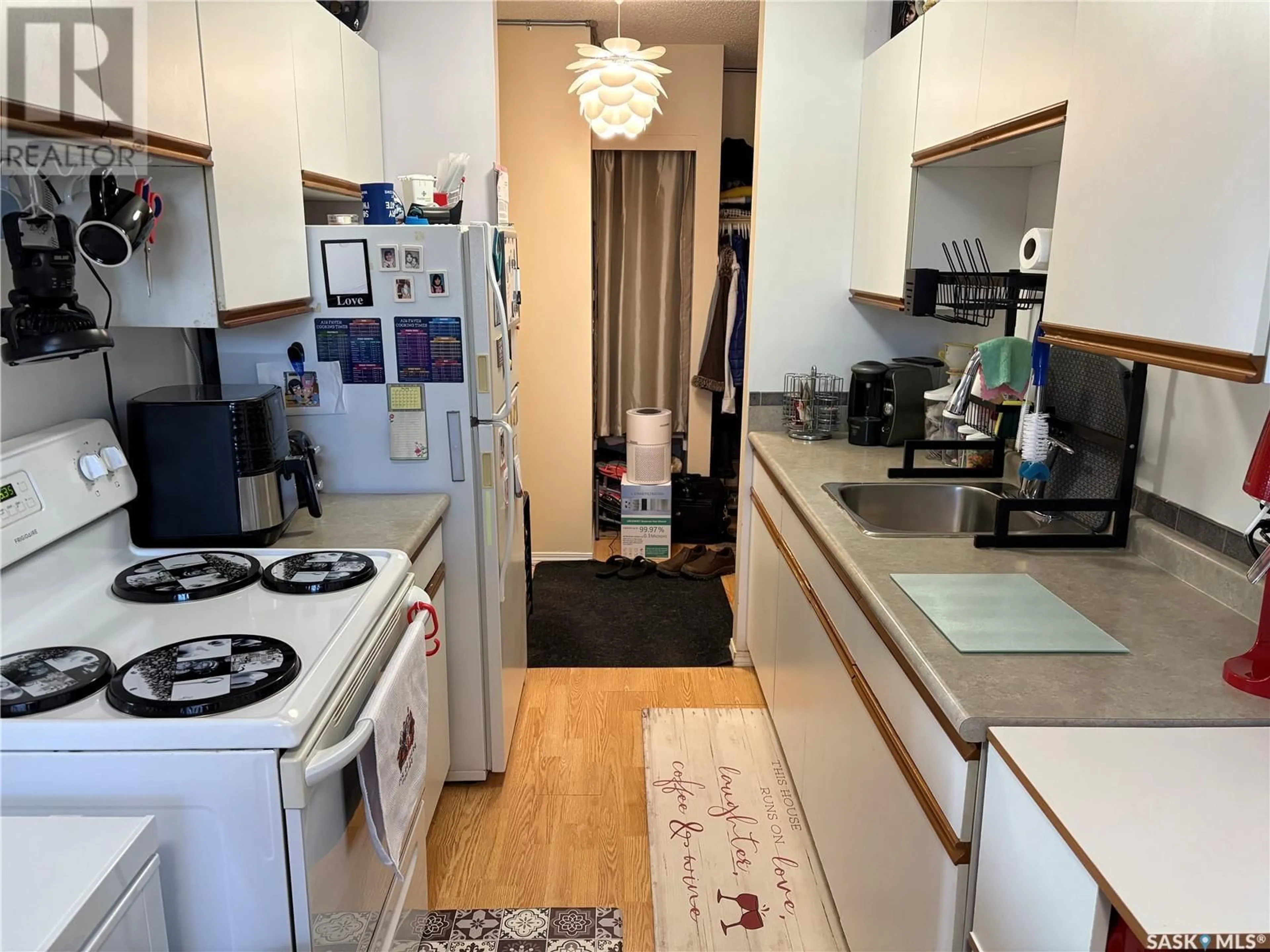 Standard kitchen, unknown for 25 2309 17TH STREET, Saskatoon Saskatchewan S7M4R1