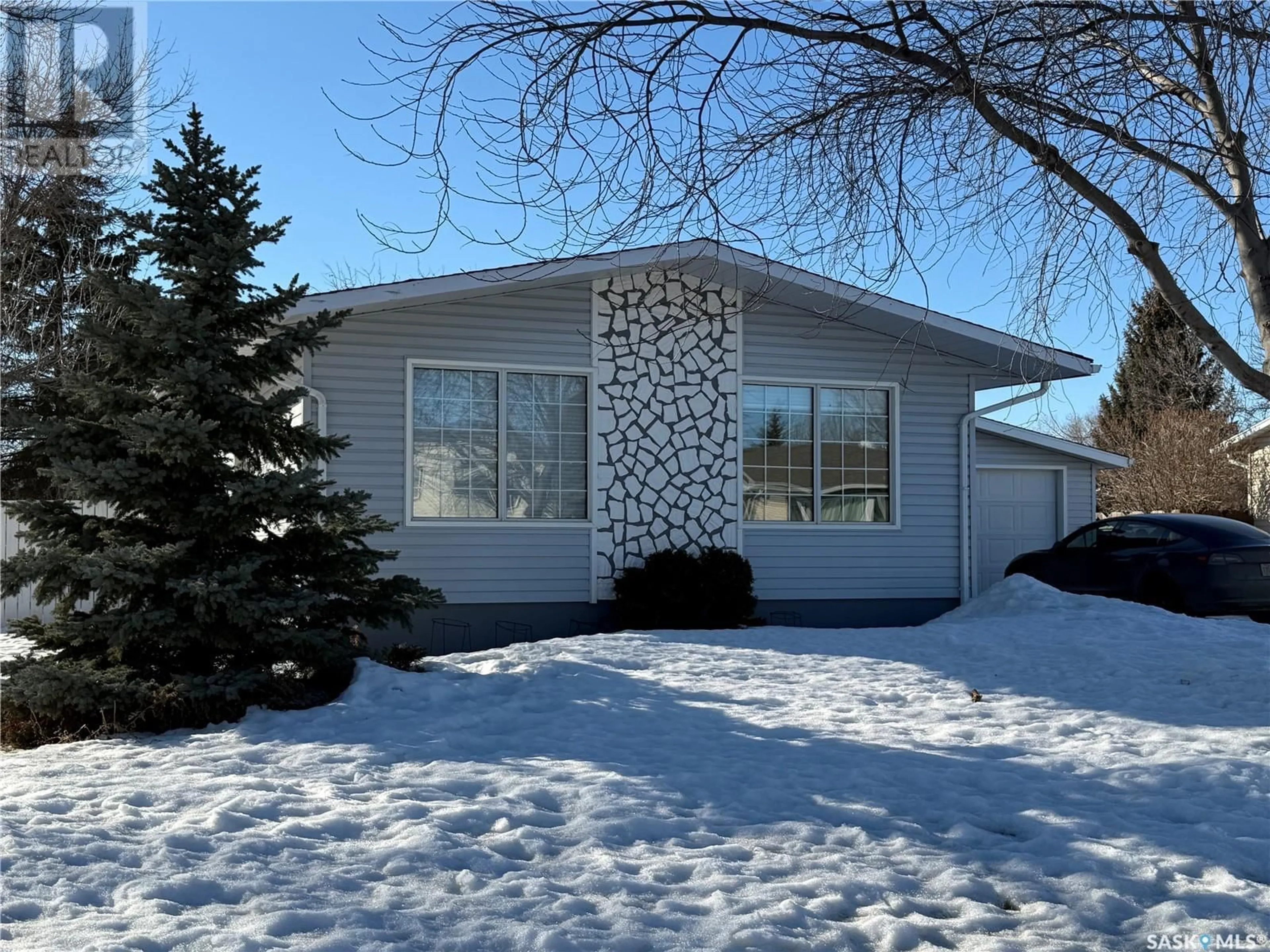 Home with vinyl exterior material, street for 201 Onstad CRESCENT, Weyburn Saskatchewan S4H2T1