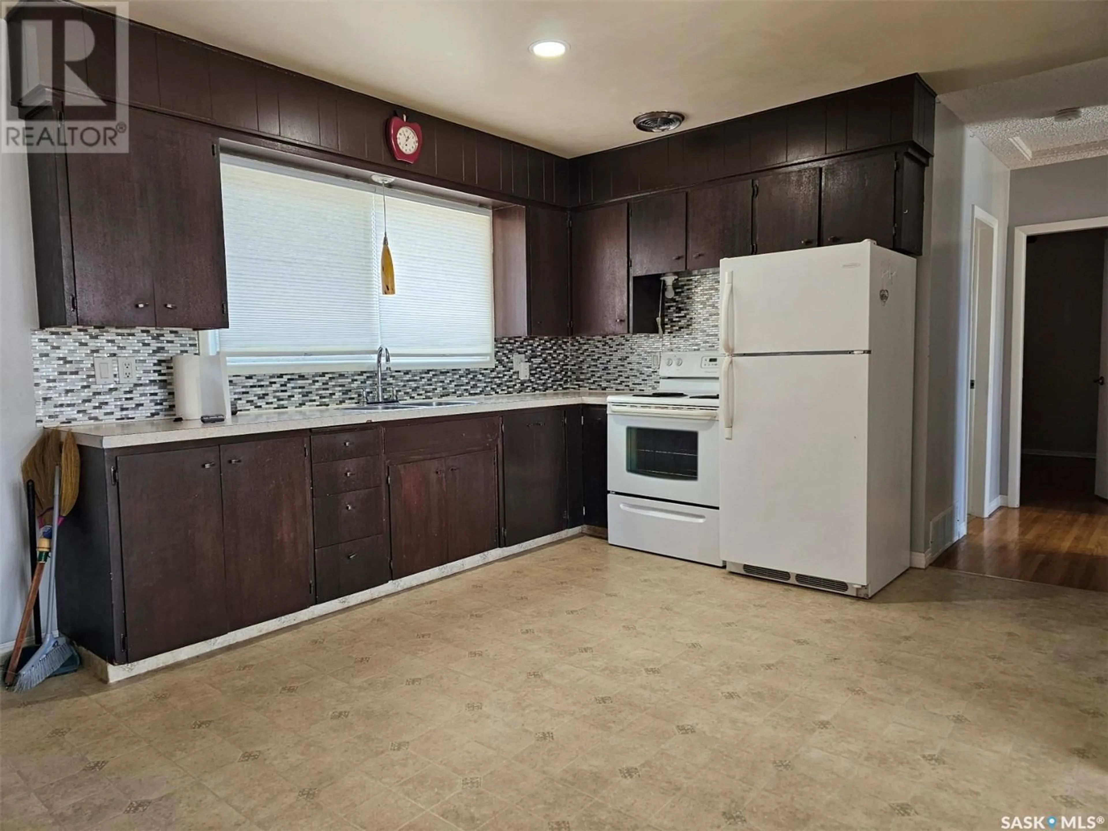 Standard kitchen, ceramic/tile floor for 427 13th AVENUE NE, Swift Current Saskatchewan S9H2V9