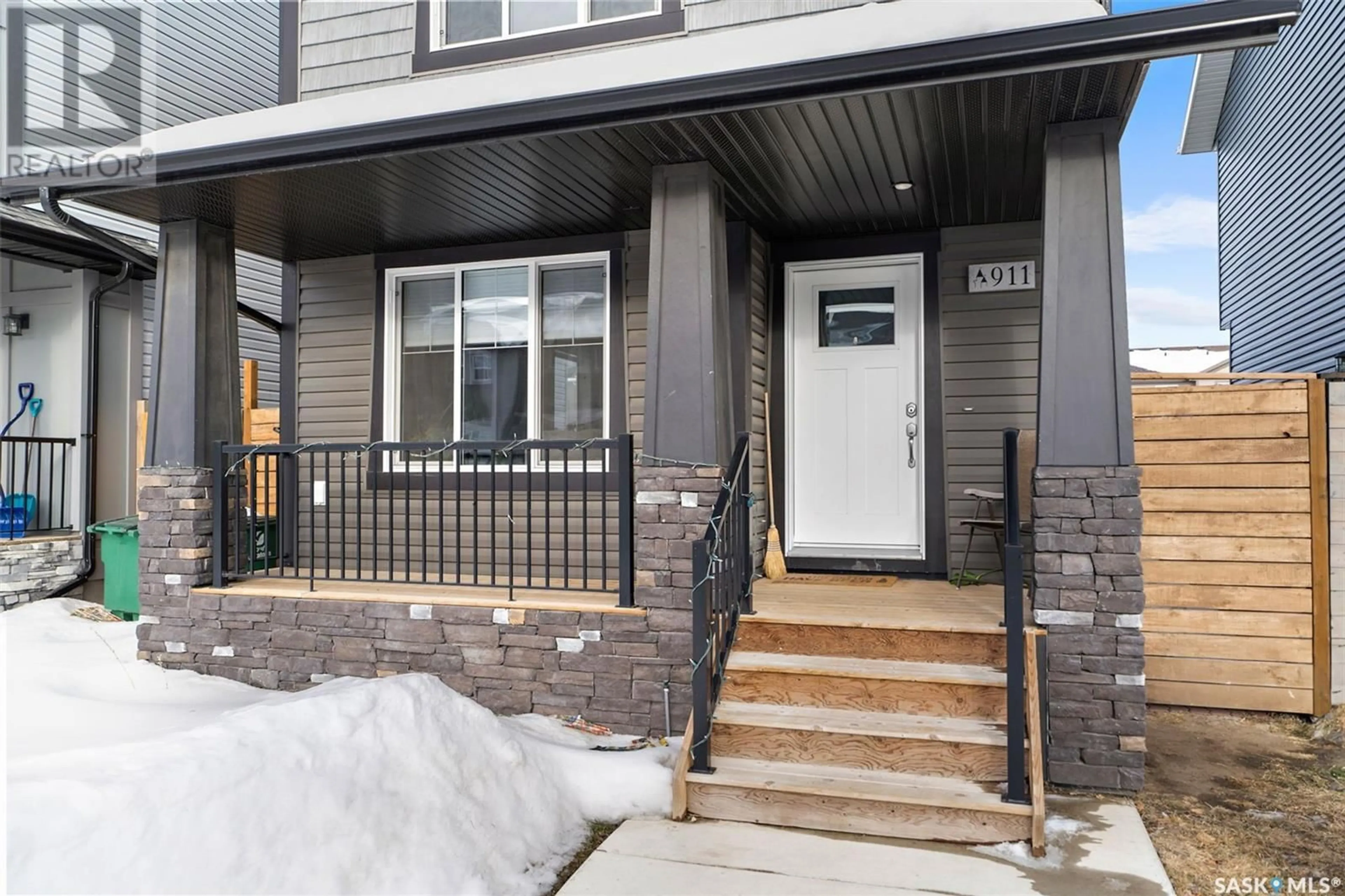 Indoor entryway for 911 Mcfaull MANOR, Saskatoon Saskatchewan S7V0S6