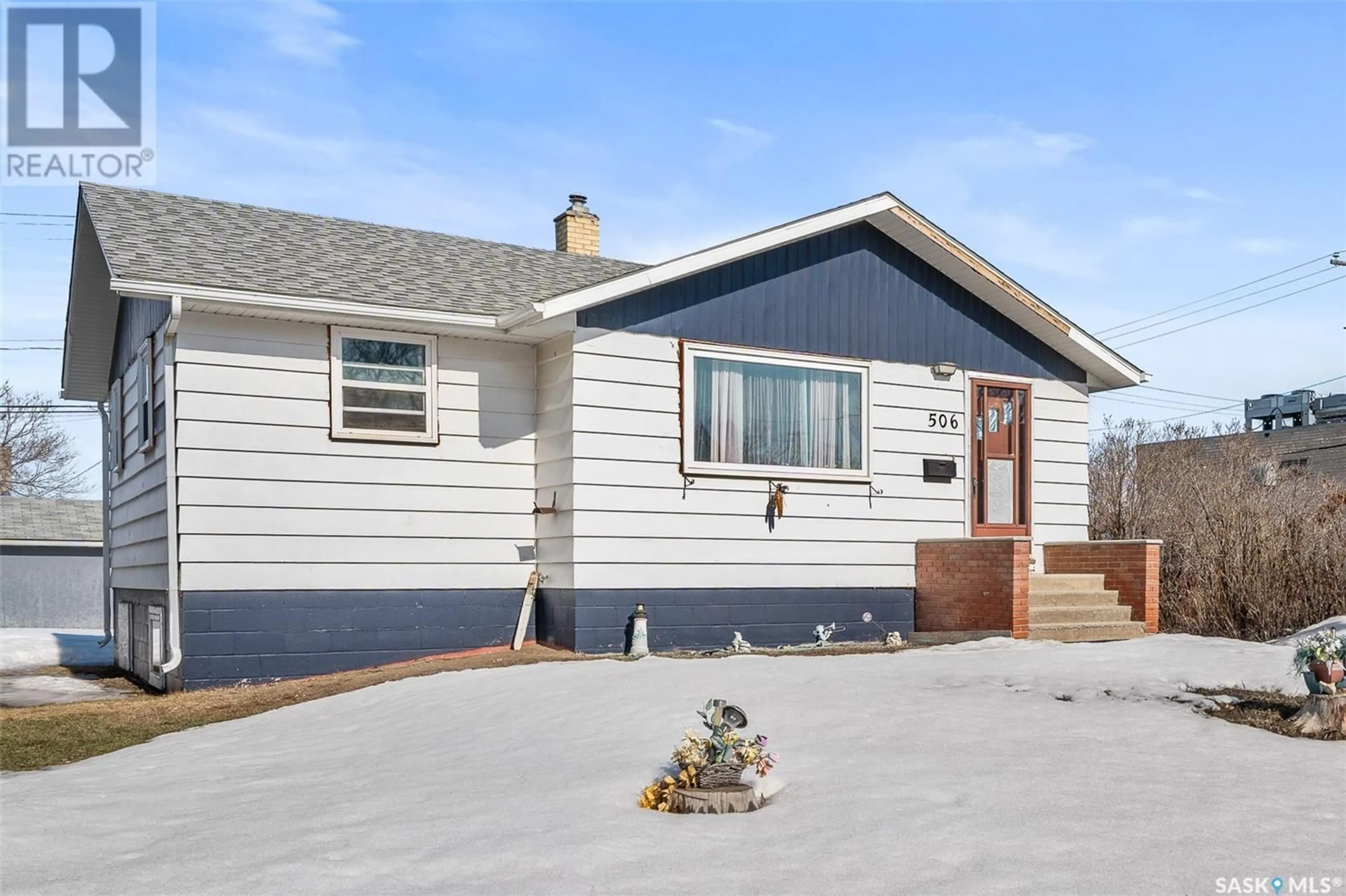 Home with vinyl exterior material, street for 506 Lillooet STREET W, Moose Jaw Saskatchewan S6H4Z5