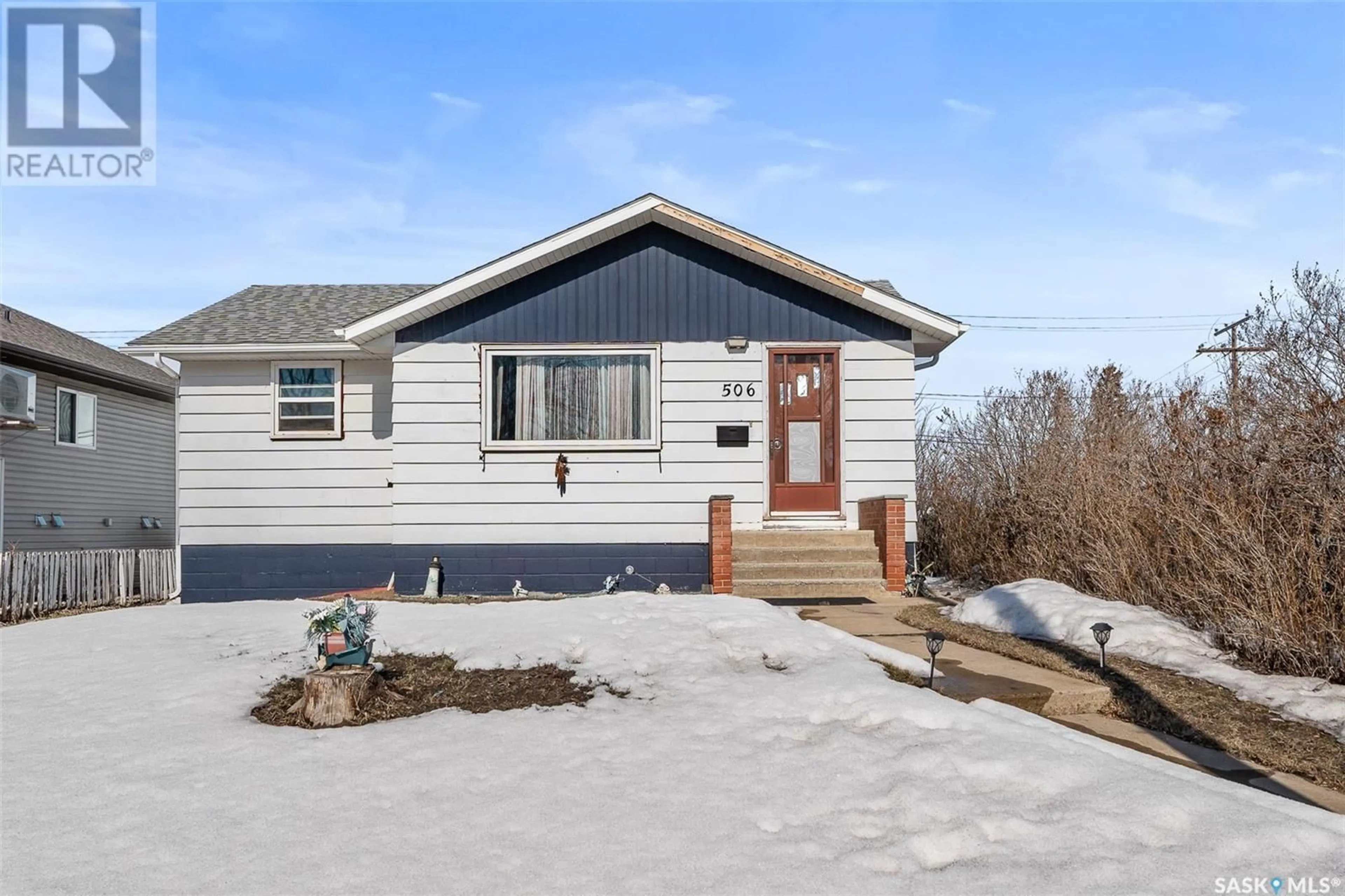 Home with vinyl exterior material, street for 506 Lillooet STREET W, Moose Jaw Saskatchewan S6H4Z5