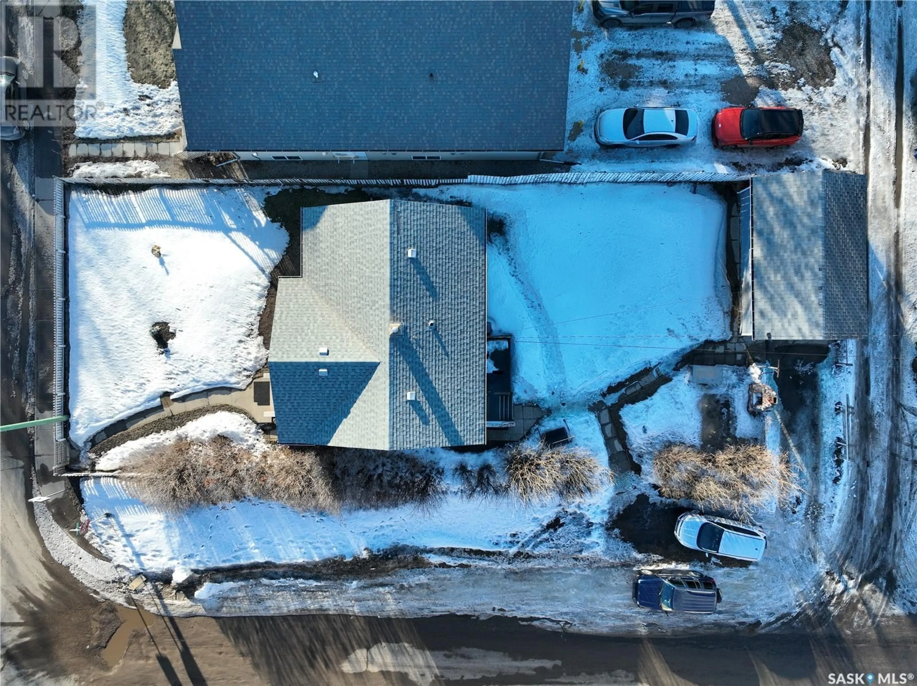 A pic from outside/outdoor area/front of a property/back of a property/a pic from drone, street for 506 Lillooet STREET W, Moose Jaw Saskatchewan S6H4Z5