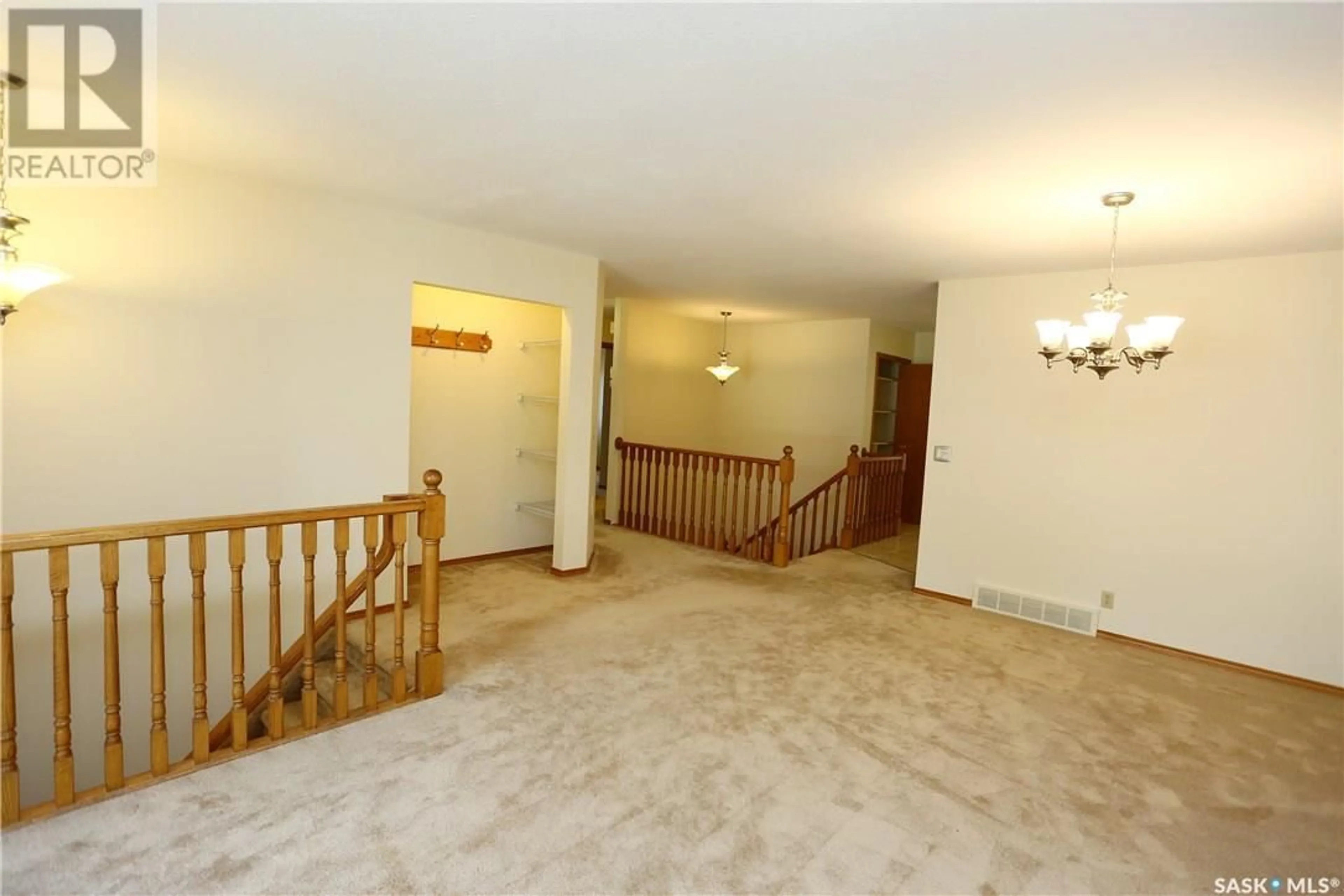 Indoor foyer for 218 Bentham CRESCENT, Saskatoon Saskatchewan S7N3V4