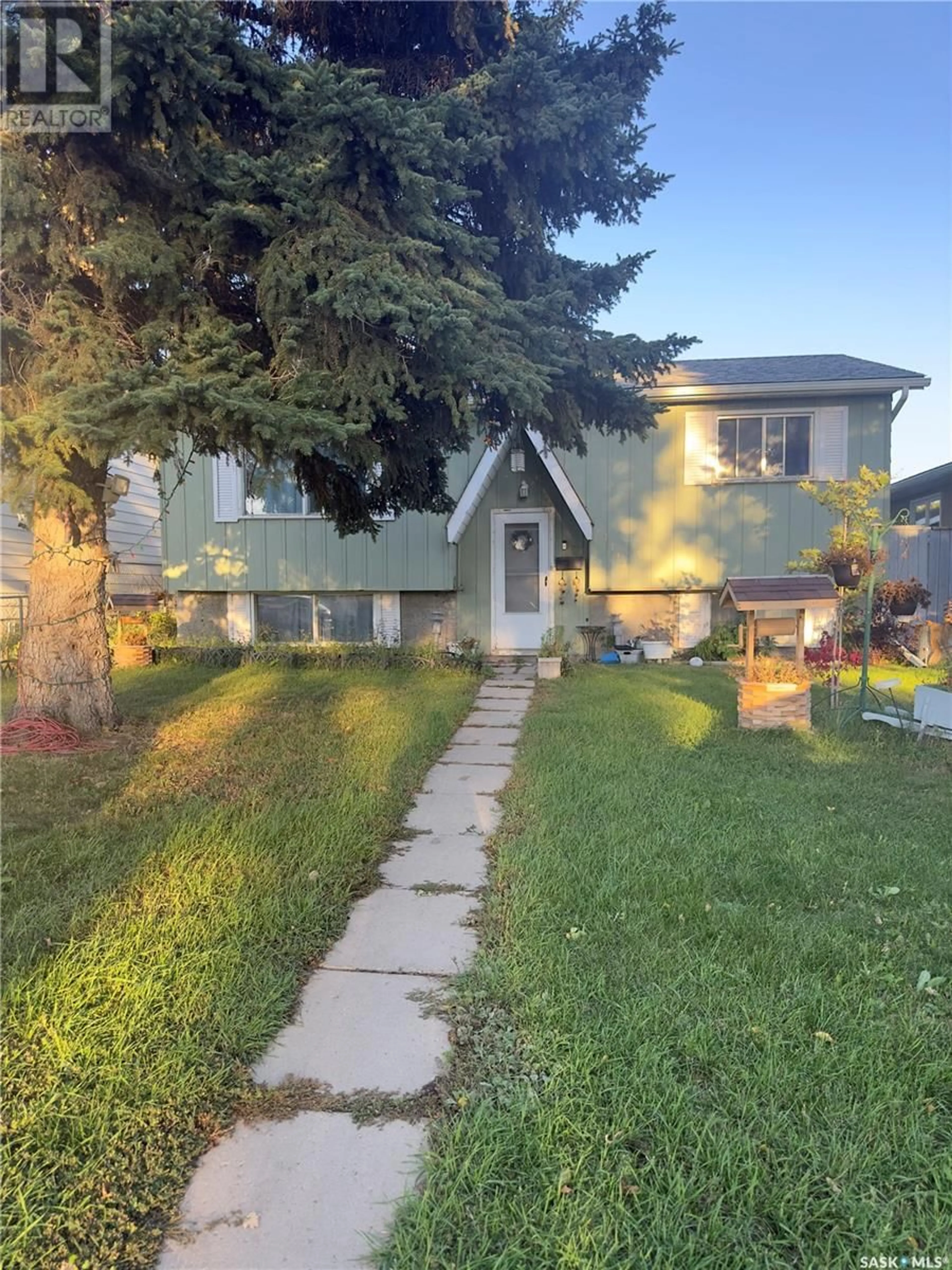 A pic from outside/outdoor area/front of a property/back of a property/a pic from drone, street for 1114 Byng AVENUE, Saskatoon Saskatchewan S7L5J5