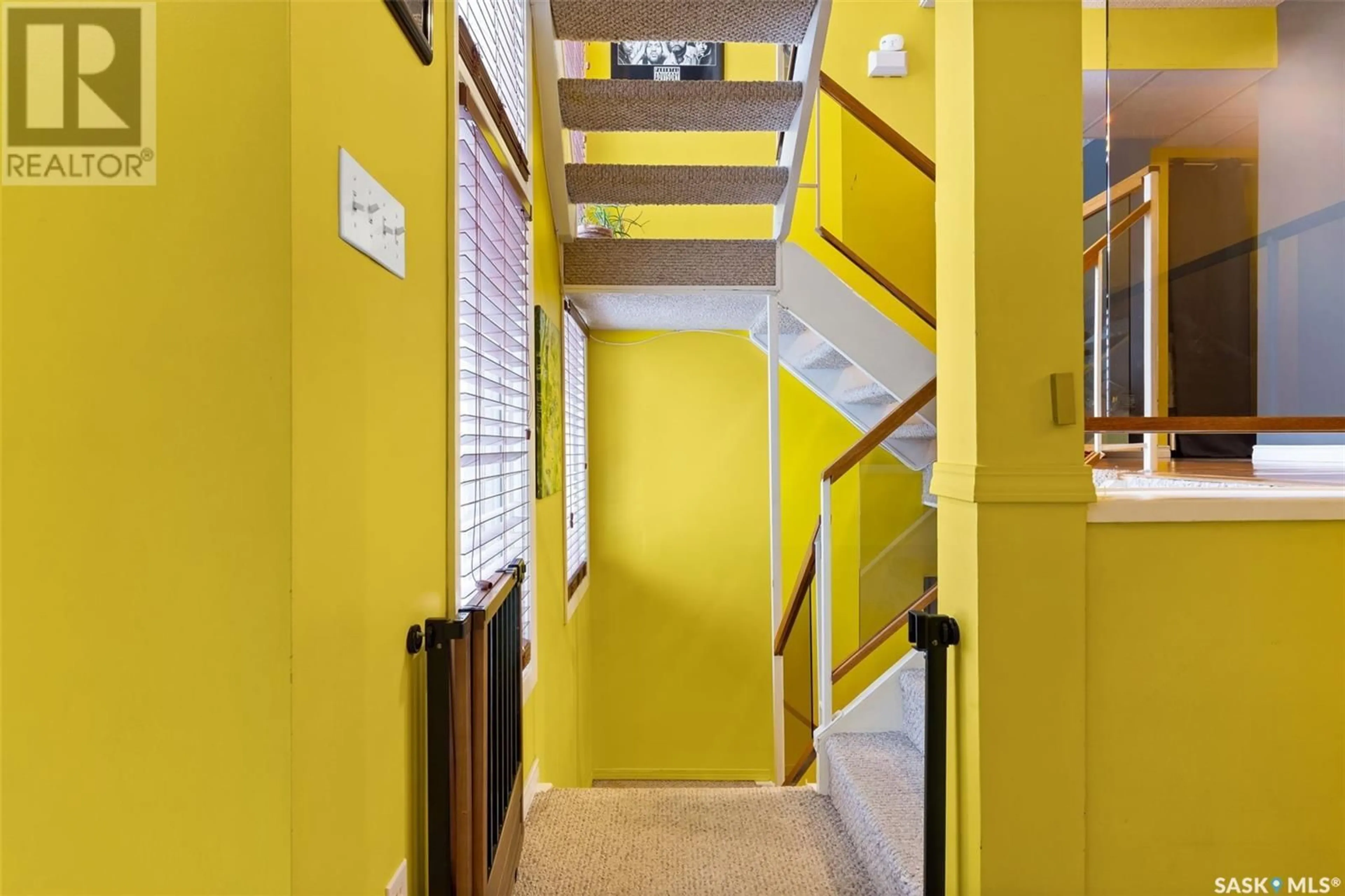 Indoor foyer for 5058 10TH AVENUE, Regina Saskatchewan S4T7P4