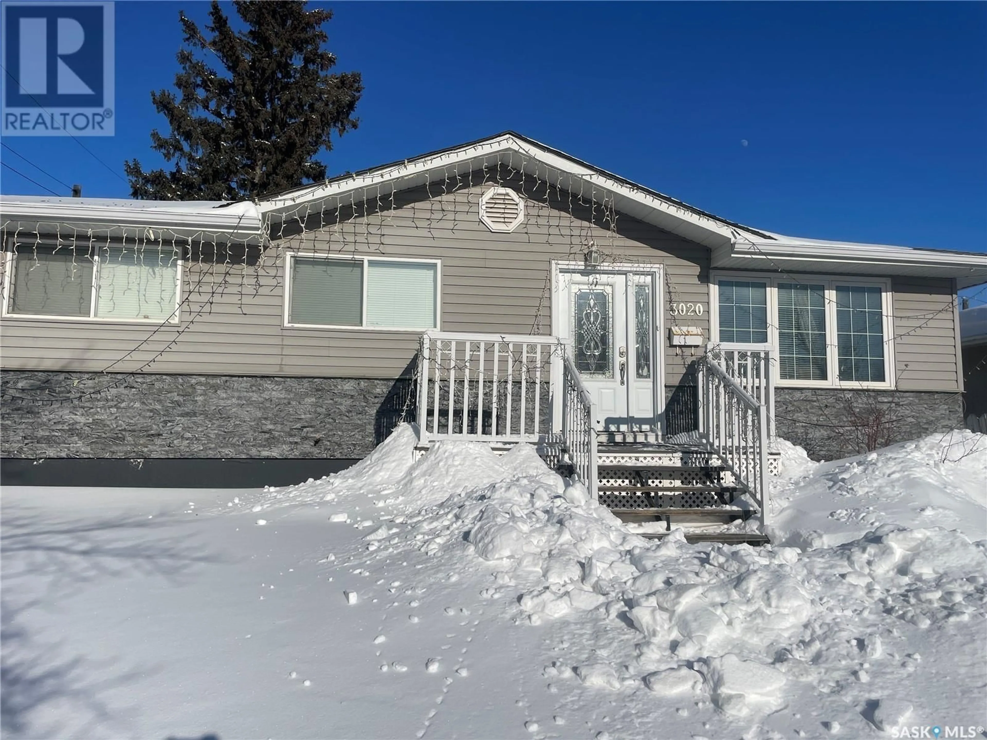 Home with vinyl exterior material, street for 3020 Avonhurst DRIVE, Regina Saskatchewan S4R3J5