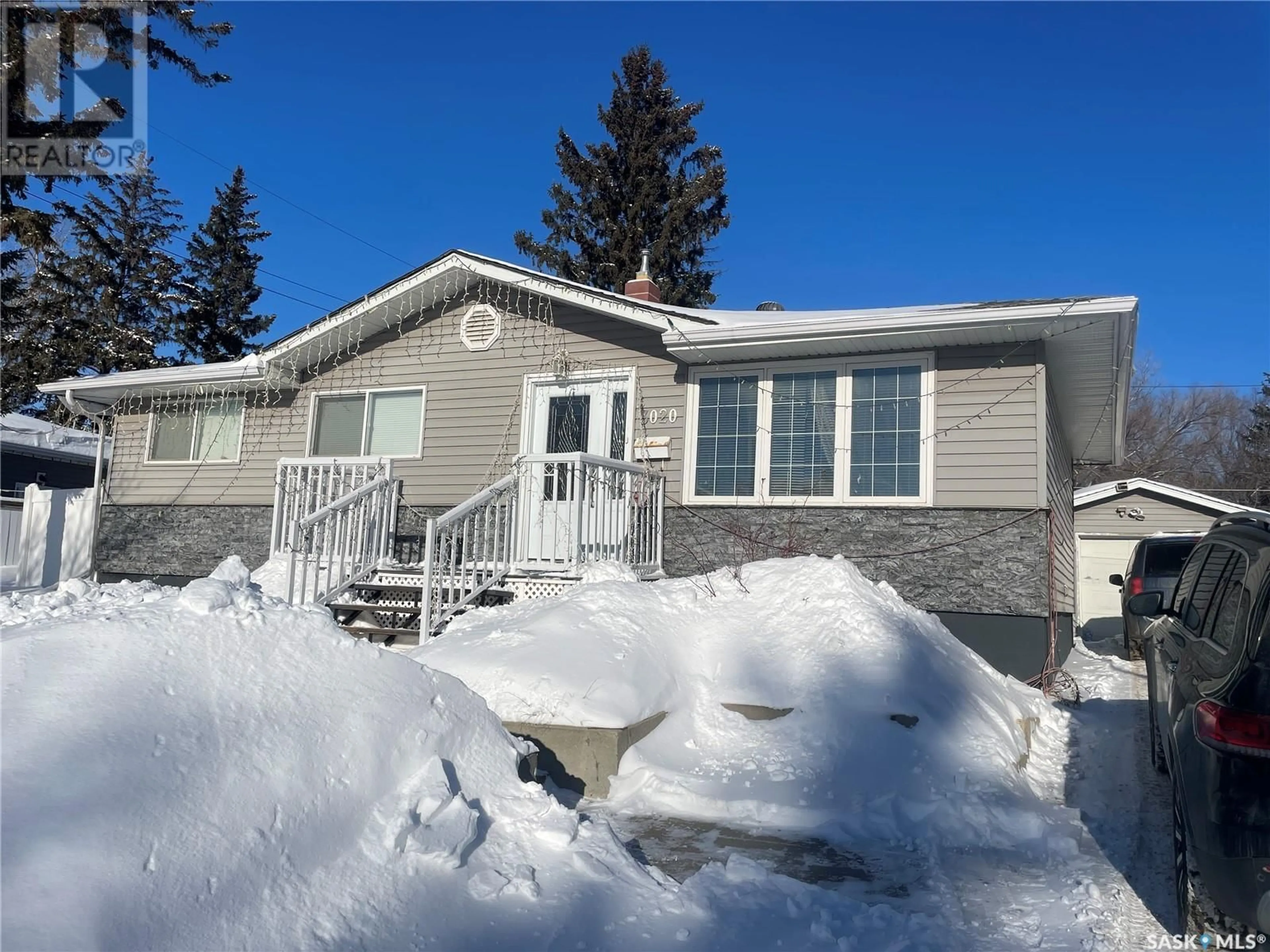 Home with vinyl exterior material, street for 3020 Avonhurst DRIVE, Regina Saskatchewan S4R3J5