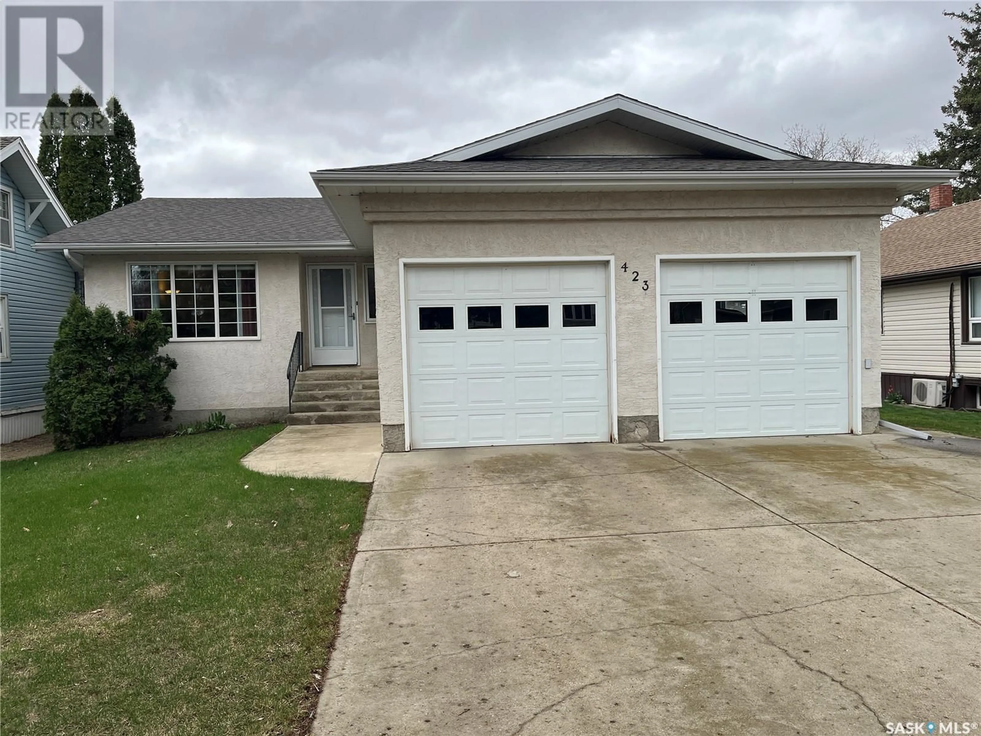 Indoor garage for 423 Qu'Appelle STREET, Weyburn Saskatchewan S4H0R3