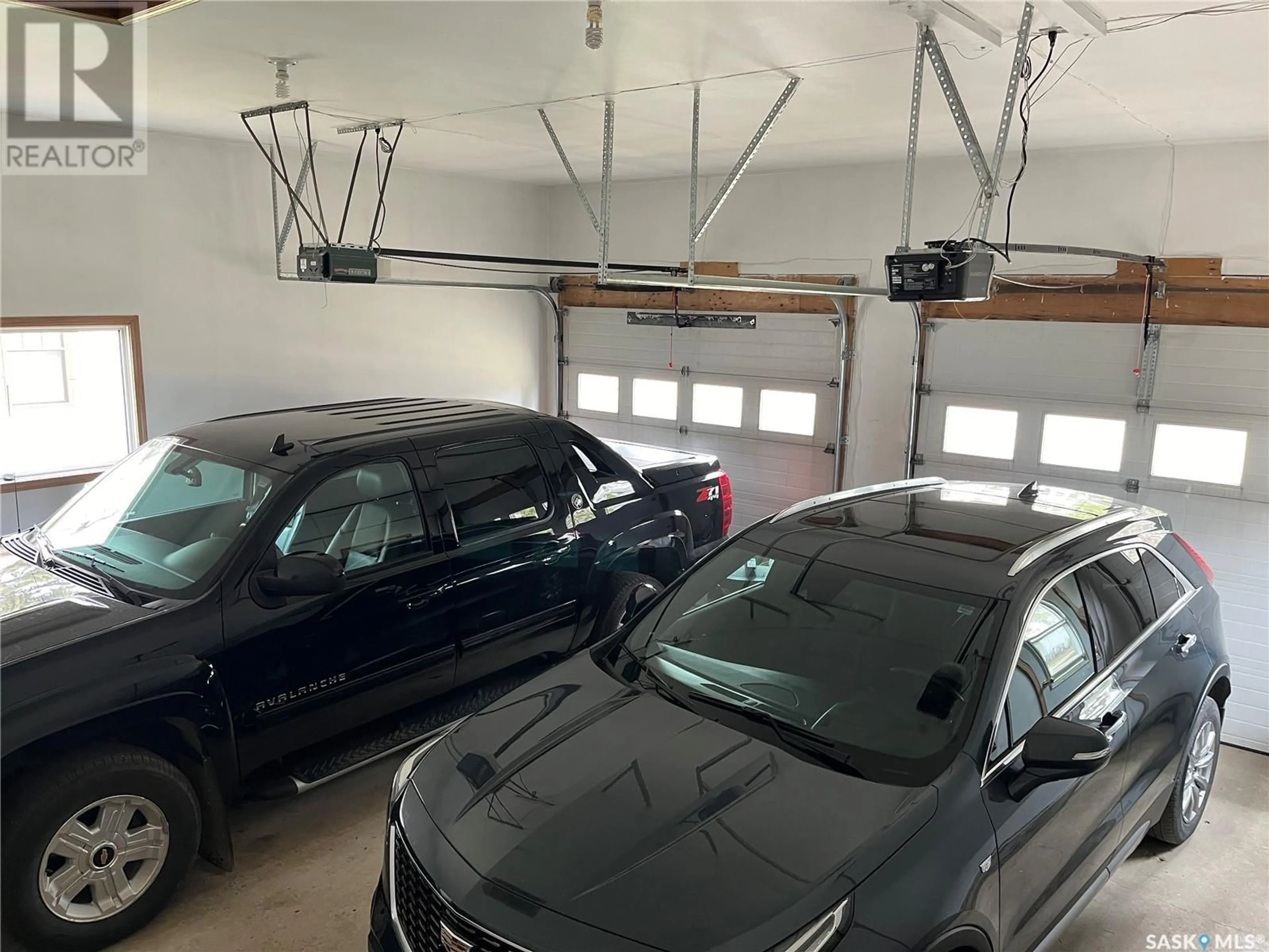 Indoor garage for 423 Qu'Appelle STREET, Weyburn Saskatchewan S4H0R3