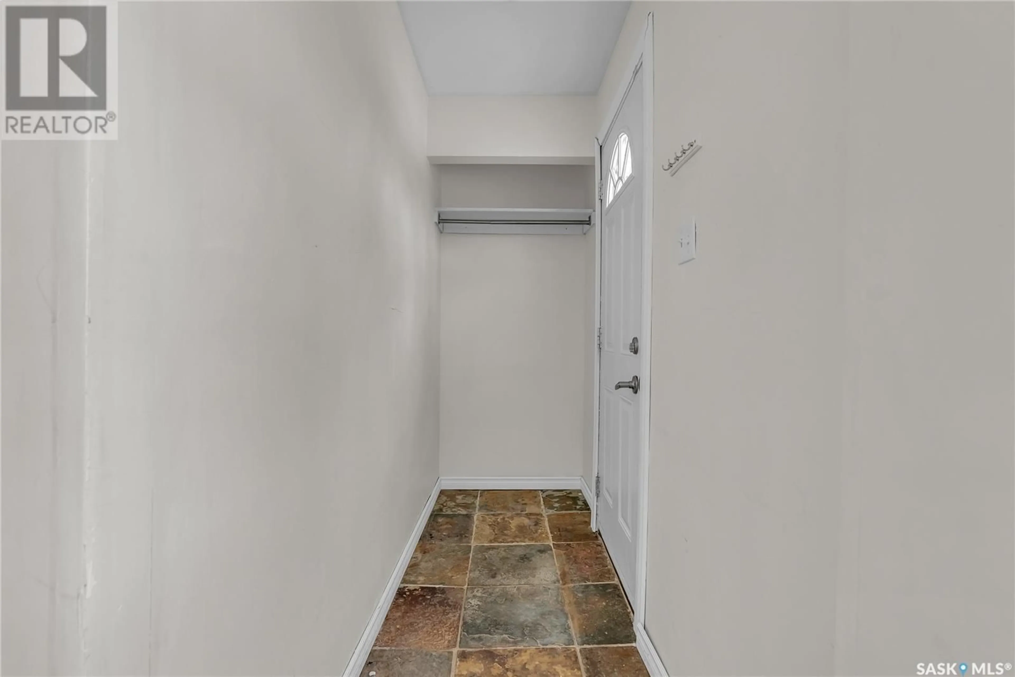 Indoor entryway for 614 I AVENUE S, Saskatoon Saskatchewan S7M1Y8