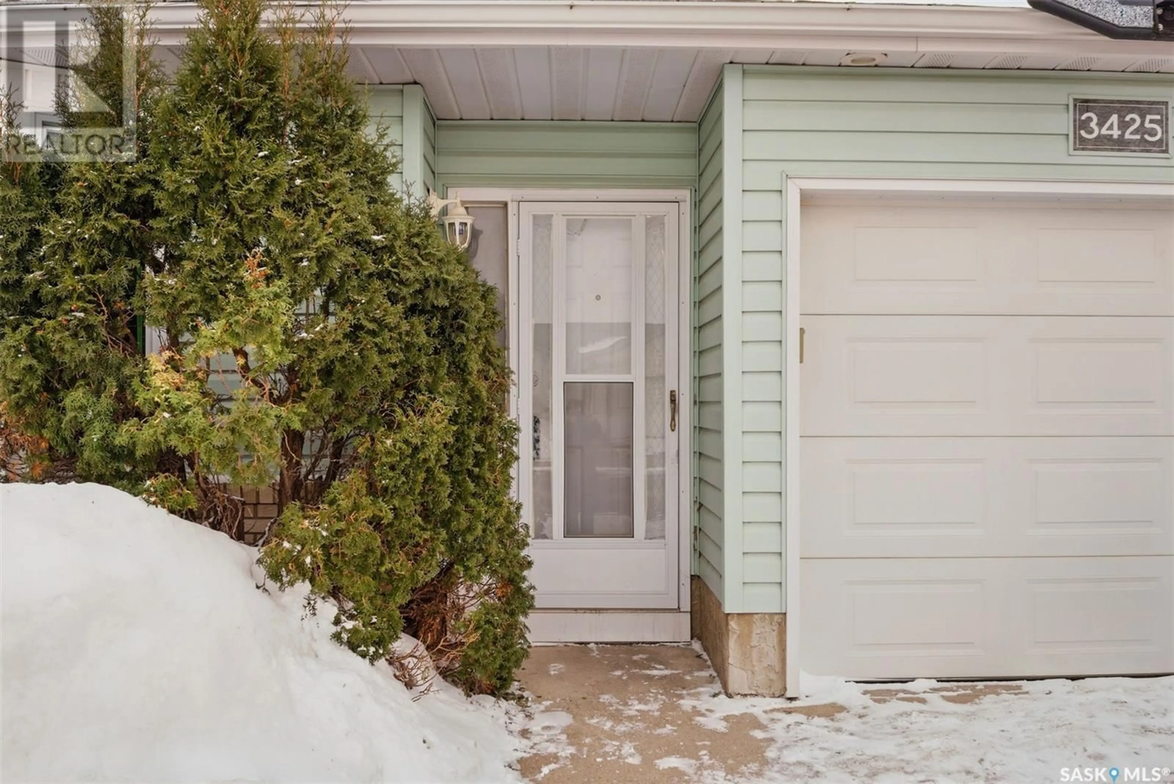 Indoor entryway for 3425 37th STREET W, Saskatoon Saskatchewan S7L7A6