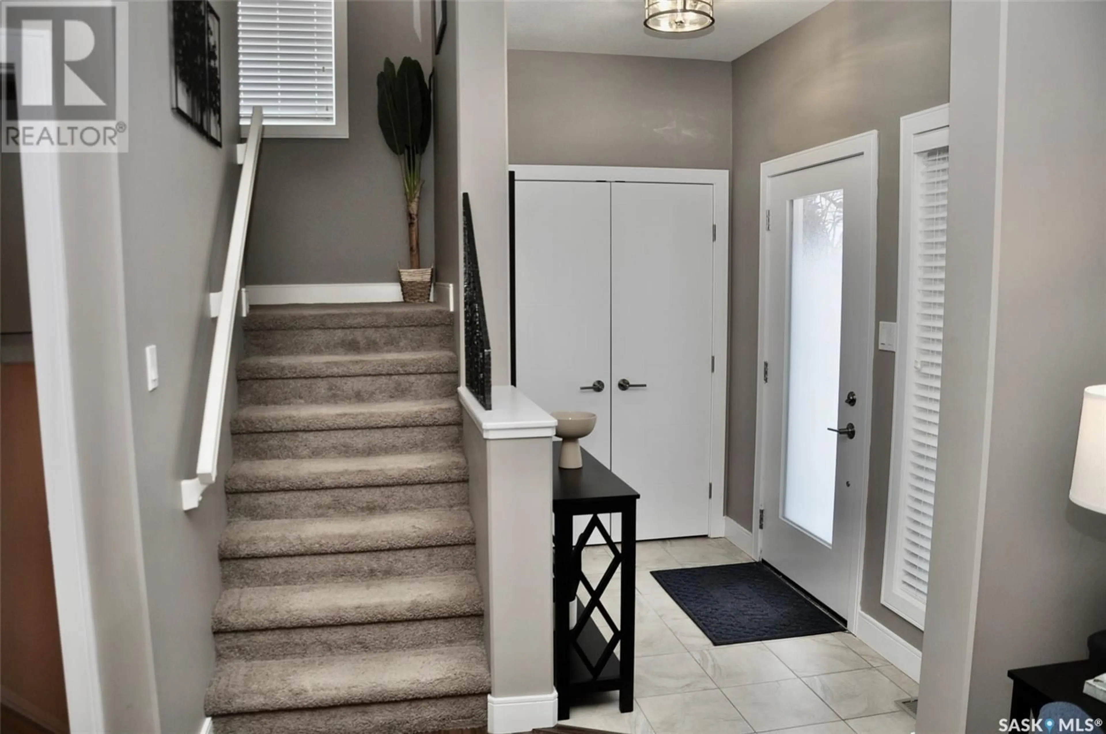 Indoor entryway for 2124 Broadway AVENUE, Saskatoon Saskatchewan S7J0Y4