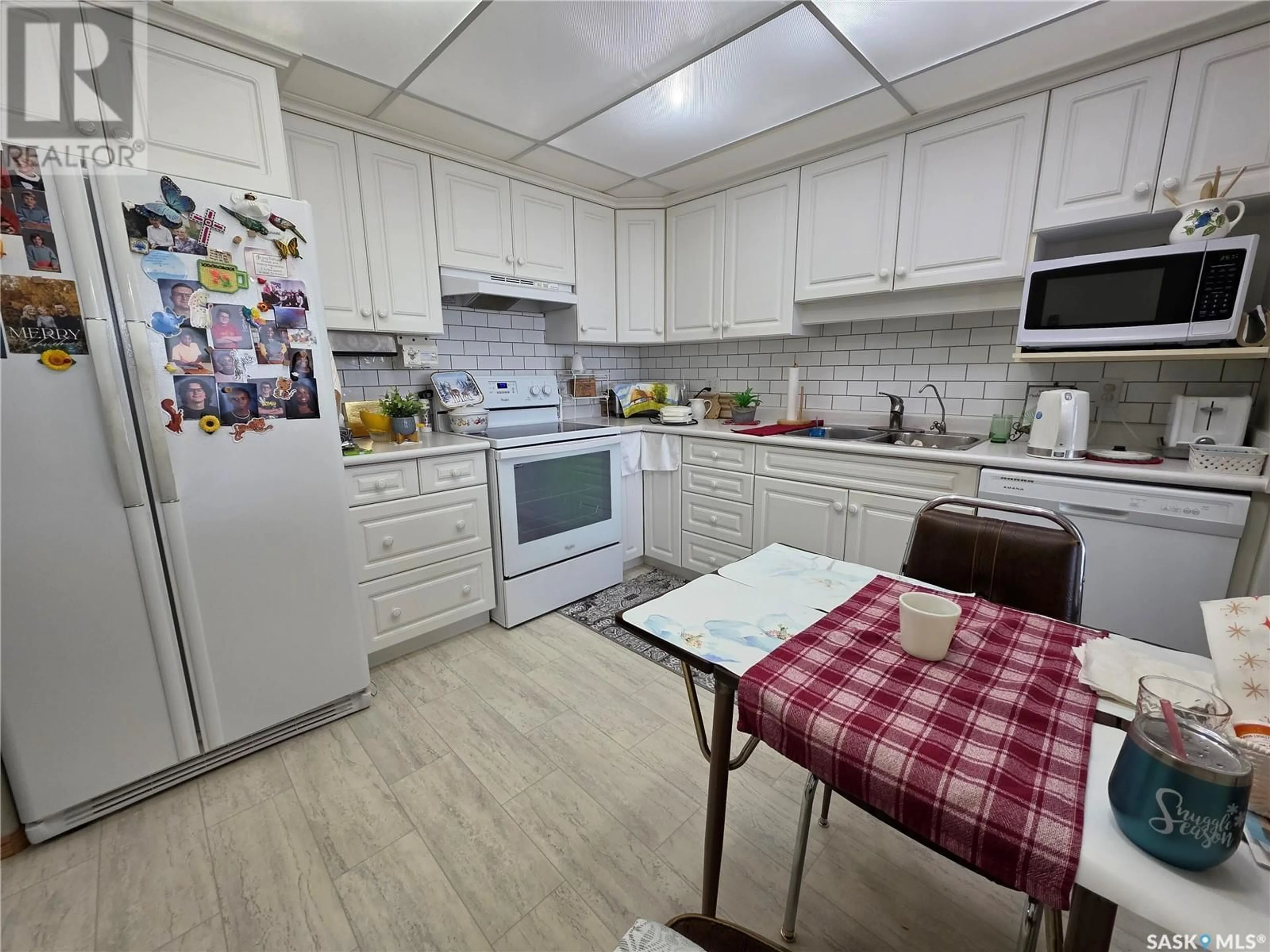 Standard kitchen, unknown for 110 230 Lister Kaye CRESCENT, Swift Current Saskatchewan S9H0A2