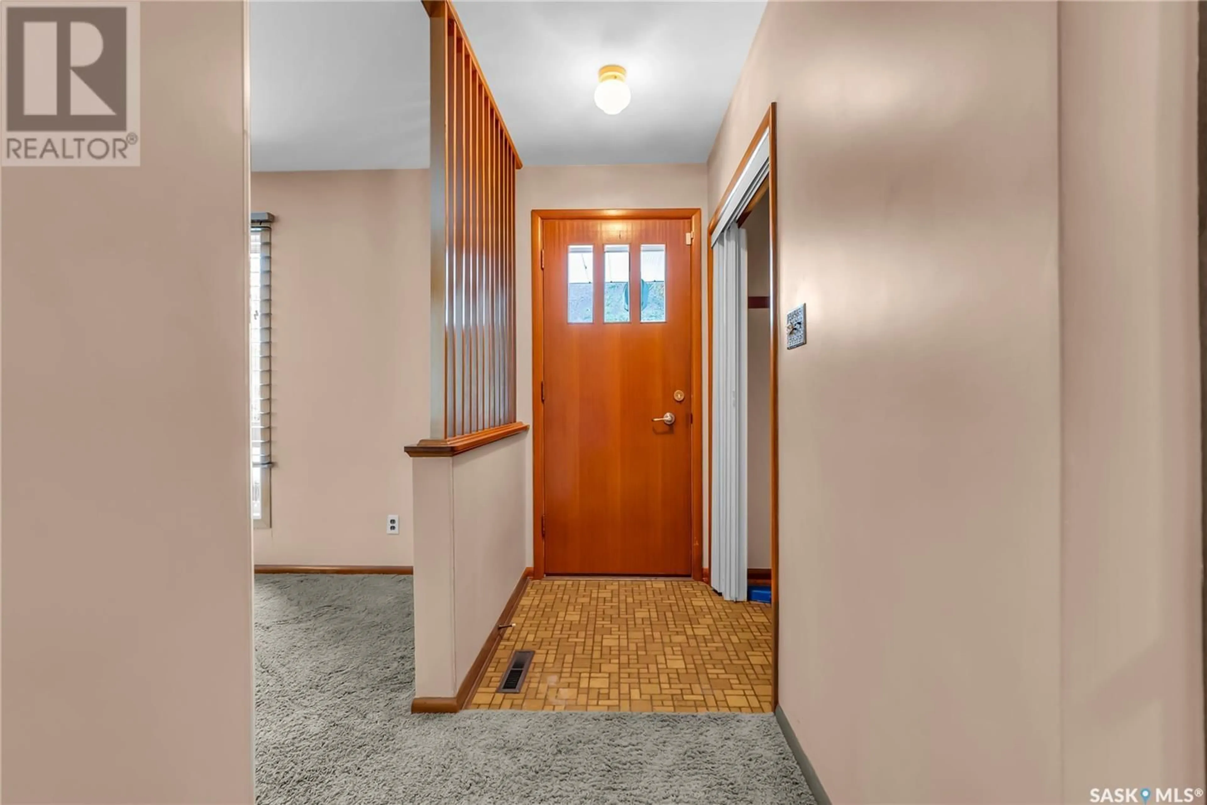 Indoor entryway for 2804 Estey DRIVE, Saskatoon Saskatchewan S7J2V7