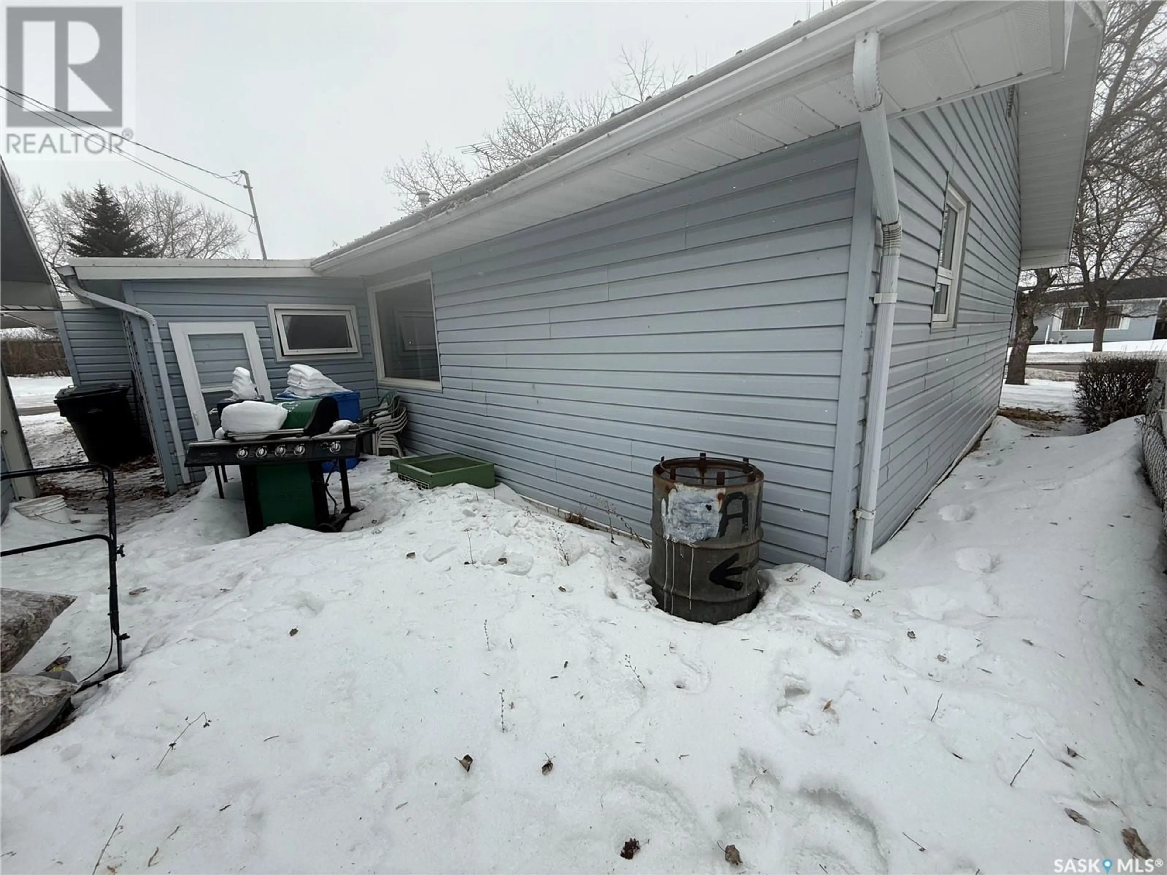 A pic from outside/outdoor area/front of a property/back of a property/a pic from drone, unknown for 323 HEWARD STREET, Stoughton Saskatchewan S0G4T0