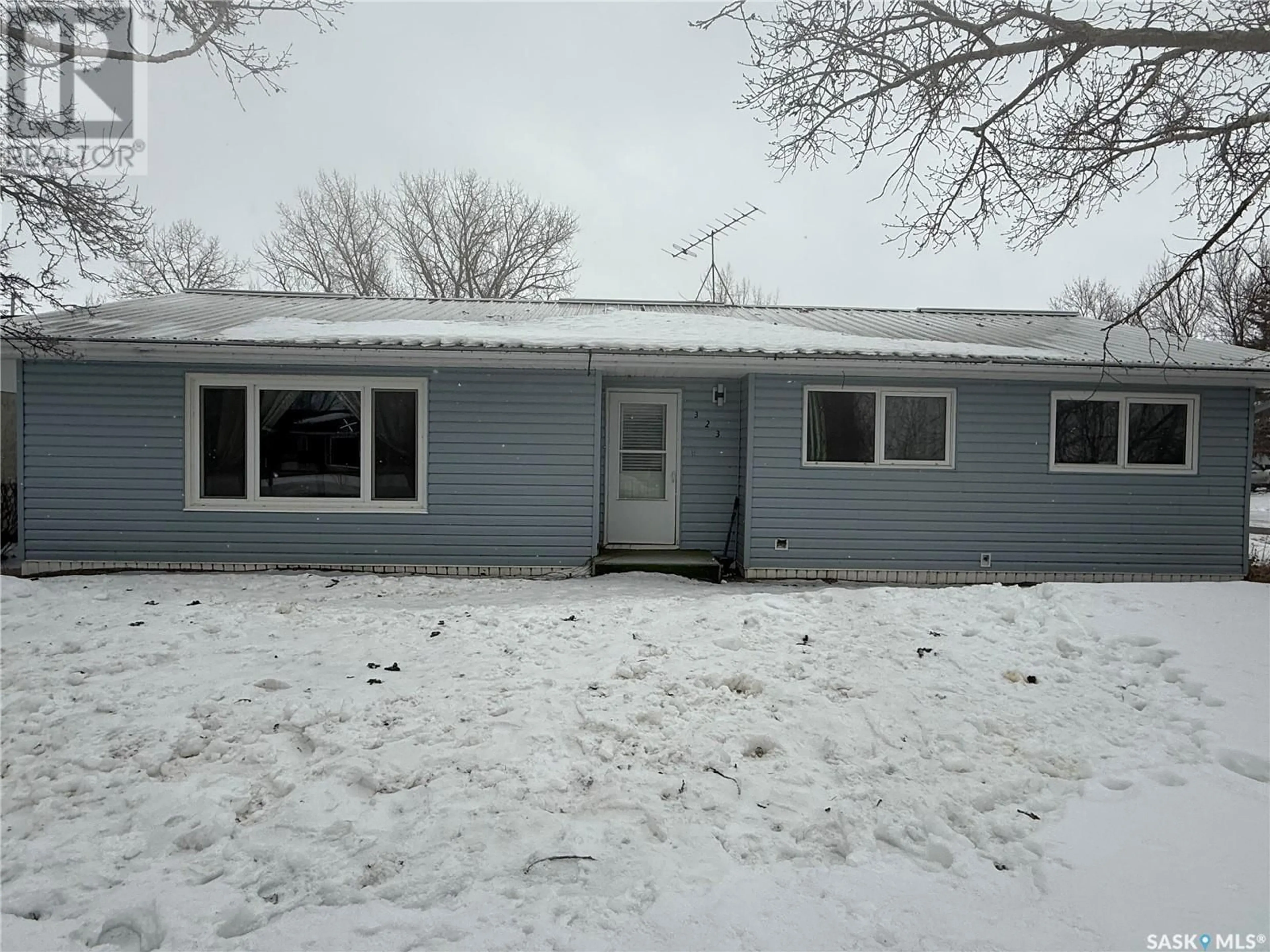 A pic from outside/outdoor area/front of a property/back of a property/a pic from drone, unknown for 323 HEWARD STREET, Stoughton Saskatchewan S0G4T0