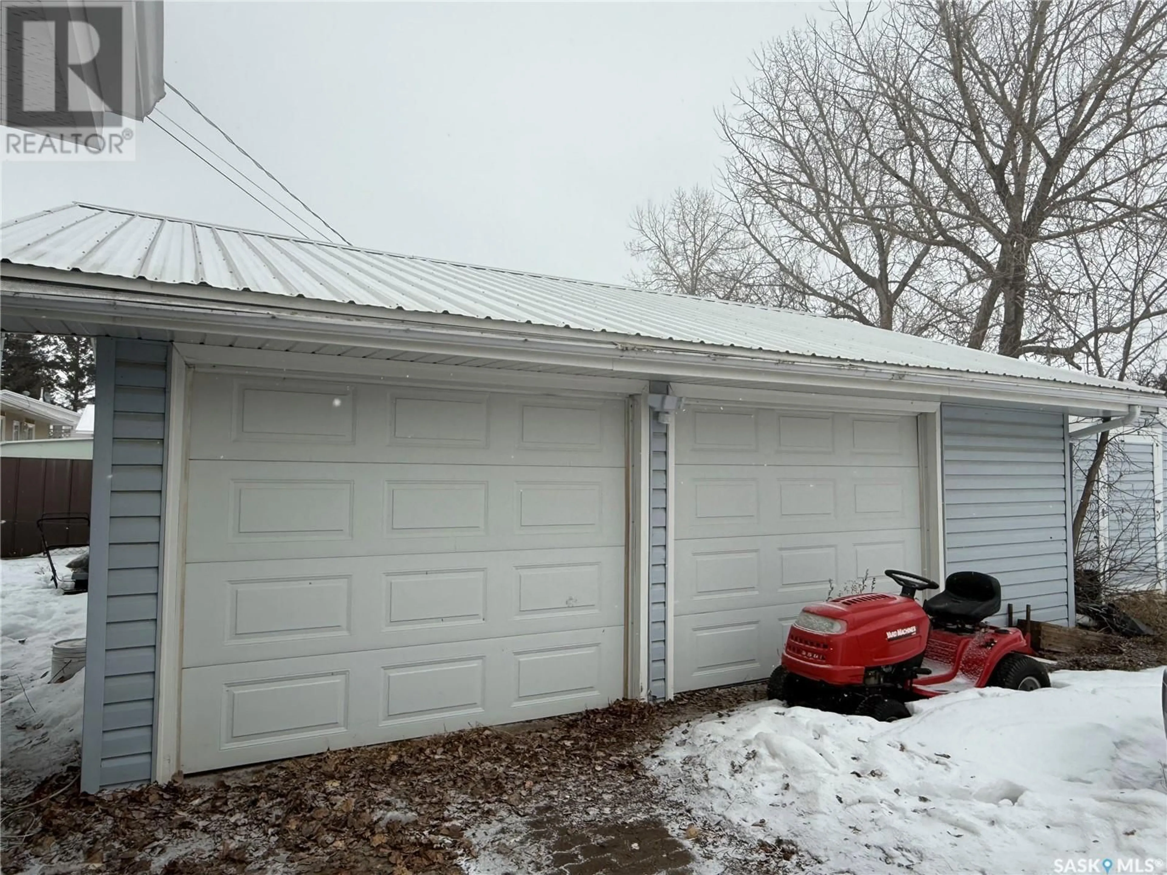 Indoor garage for 323 Heward STREET, Stoughton Saskatchewan S0G4T0